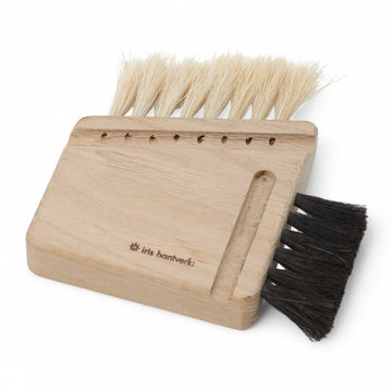 Iris Hantverk（イリス・ハントバーク）は、スウェーデン・エンシェーデの工房を拠点に、視覚障がいを持つ職人たちが伝統的な技法でブラシを手作りしているブランドです。現在は17名のスタッフのうち6名が視覚障がい者であり、さらにエストニアの職人とも協力しています。ブラシはストックホルムの直営店やオンラインショップ、スウェーデン国内外の卸先を通じて販売されています。1950年代から続く視覚障がい者の支援制度が2012年に打ち切られたことをきっかけに、長年会社に携わっていたリチャード・スパレンホークとサラ・エードヘルが経営を引き継ぎました。手作業で作られる天然素材のブラシは、高品質で温もりある使い心地が魅力です。Iris Hantverkは、「機能性と美しいデザイン、伝統技術と天然素材が融合した製品を通じて、ブラシ製造の職人技を次世代に継承すること」をビジョンに掲げています。