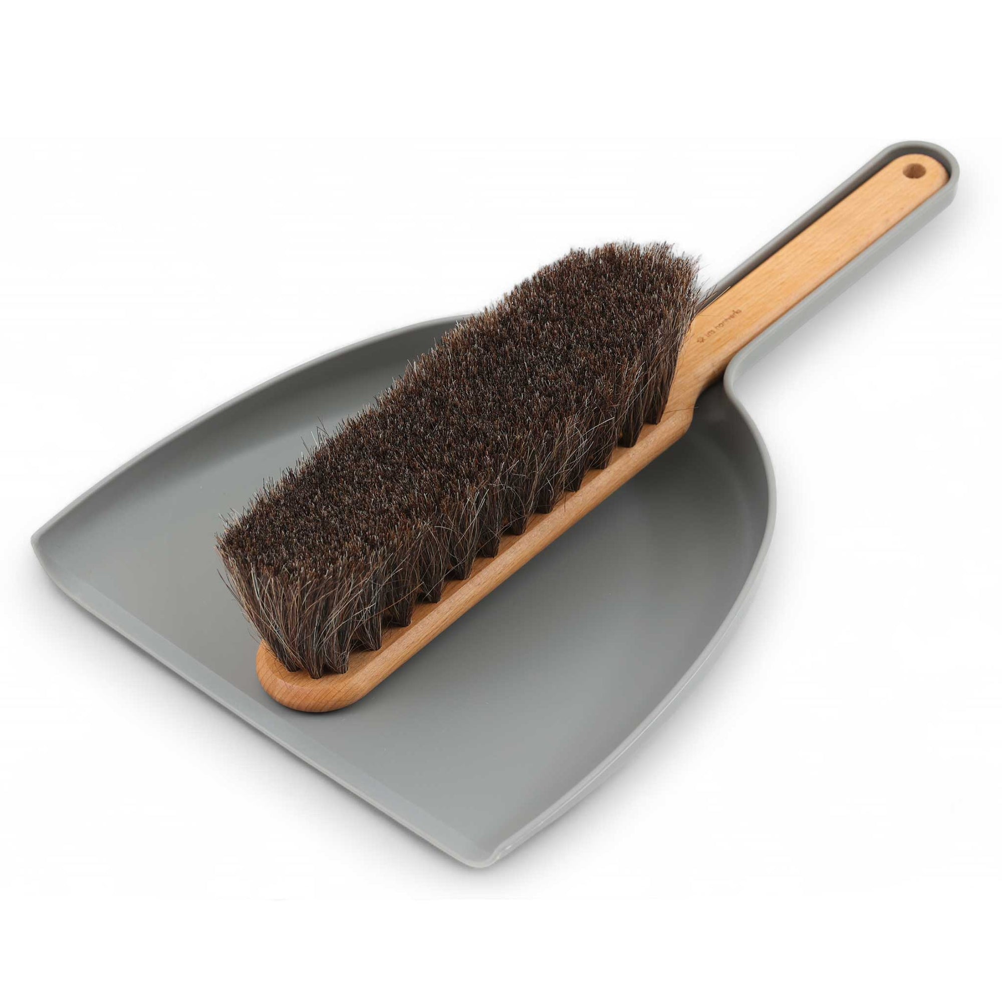 Iris Hantverk（イリス・ハントバーク）は、スウェーデン・エンシェーデの工房を拠点に、視覚障がいを持つ職人たちが伝統的な技法でブラシを手作りしているブランドです。現在は17名のスタッフのうち6名が視覚障がい者であり、さらにエストニアの職人とも協力しています。ブラシはストックホルムの直営店やオンラインショップ、スウェーデン国内外の卸先を通じて販売されています。1950年代から続く視覚障がい者の支援制度が2012年に打ち切られたことをきっかけに、長年会社に携わっていたリチャード・スパレンホークとサラ・エードヘルが経営を引き継ぎました。手作業で作られる天然素材のブラシは、高品質で温もりある使い心地が魅力です。Iris Hantverkは、「機能性と美しいデザイン、伝統技術と天然素材が融合した製品を通じて、ブラシ製造の職人技を次世代に継承すること」をビジョンに掲げています。