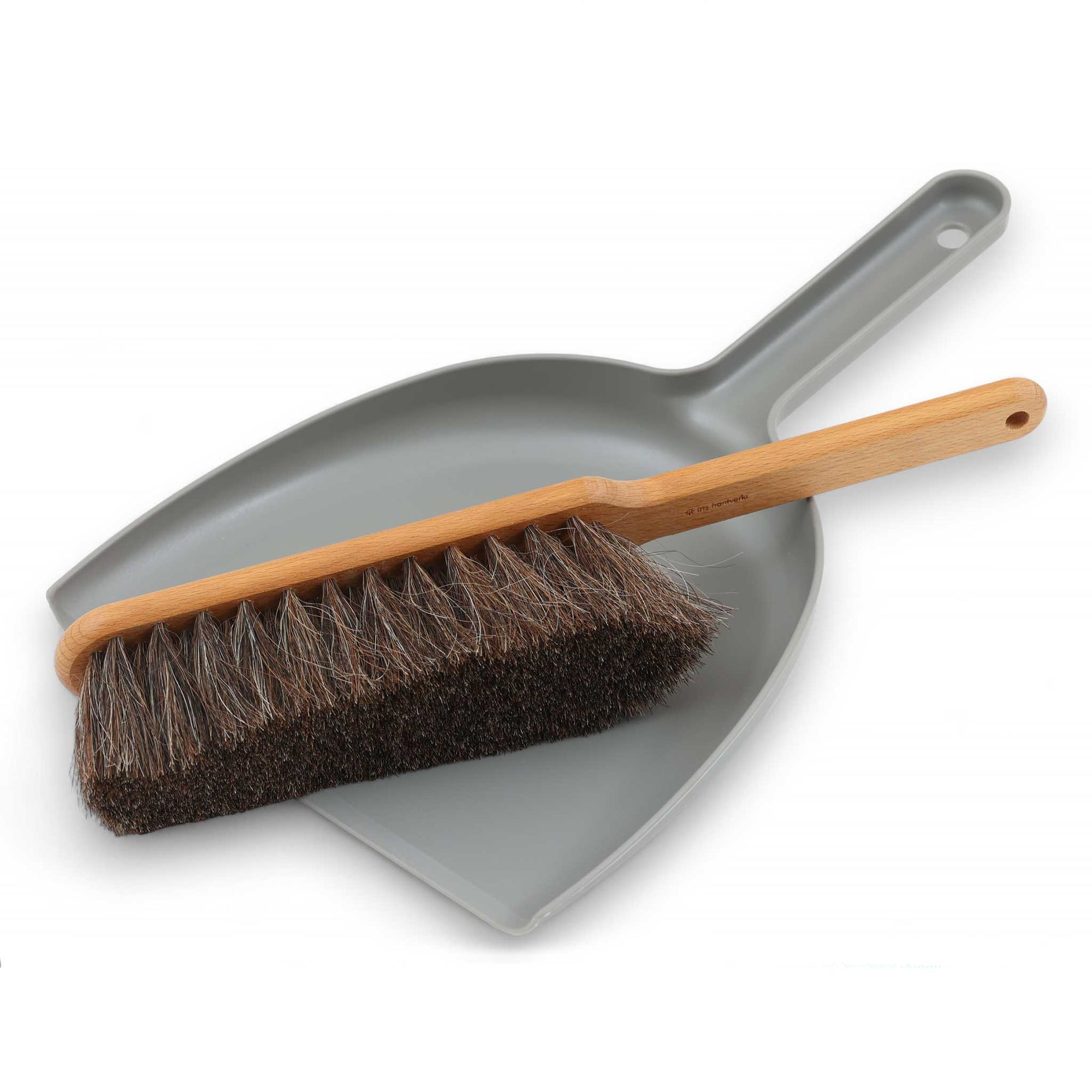 Iris Hantverk（イリス・ハントバーク）は、スウェーデン・エンシェーデの工房を拠点に、視覚障がいを持つ職人たちが伝統的な技法でブラシを手作りしているブランドです。現在は17名のスタッフのうち6名が視覚障がい者であり、さらにエストニアの職人とも協力しています。ブラシはストックホルムの直営店やオンラインショップ、スウェーデン国内外の卸先を通じて販売されています。1950年代から続く視覚障がい者の支援制度が2012年に打ち切られたことをきっかけに、長年会社に携わっていたリチャード・スパレンホークとサラ・エードヘルが経営を引き継ぎました。手作業で作られる天然素材のブラシは、高品質で温もりある使い心地が魅力です。Iris Hantverkは、「機能性と美しいデザイン、伝統技術と天然素材が融合した製品を通じて、ブラシ製造の職人技を次世代に継承すること」をビジョンに掲げています。