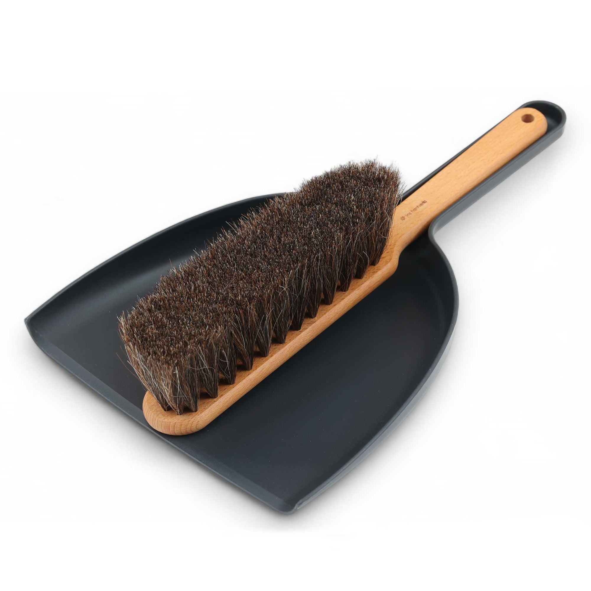 Iris Hantverk（イリス・ハントバーク）は、スウェーデン・エンシェーデの工房を拠点に、視覚障がいを持つ職人たちが伝統的な技法でブラシを手作りしているブランドです。現在は17名のスタッフのうち6名が視覚障がい者であり、さらにエストニアの職人とも協力しています。ブラシはストックホルムの直営店やオンラインショップ、スウェーデン国内外の卸先を通じて販売されています。1950年代から続く視覚障がい者の支援制度が2012年に打ち切られたことをきっかけに、長年会社に携わっていたリチャード・スパレンホークとサラ・エードヘルが経営を引き継ぎました。手作業で作られる天然素材のブラシは、高品質で温もりある使い心地が魅力です。Iris Hantverkは、「機能性と美しいデザイン、伝統技術と天然素材が融合した製品を通じて、ブラシ製造の職人技を次世代に継承すること」をビジョンに掲げています。