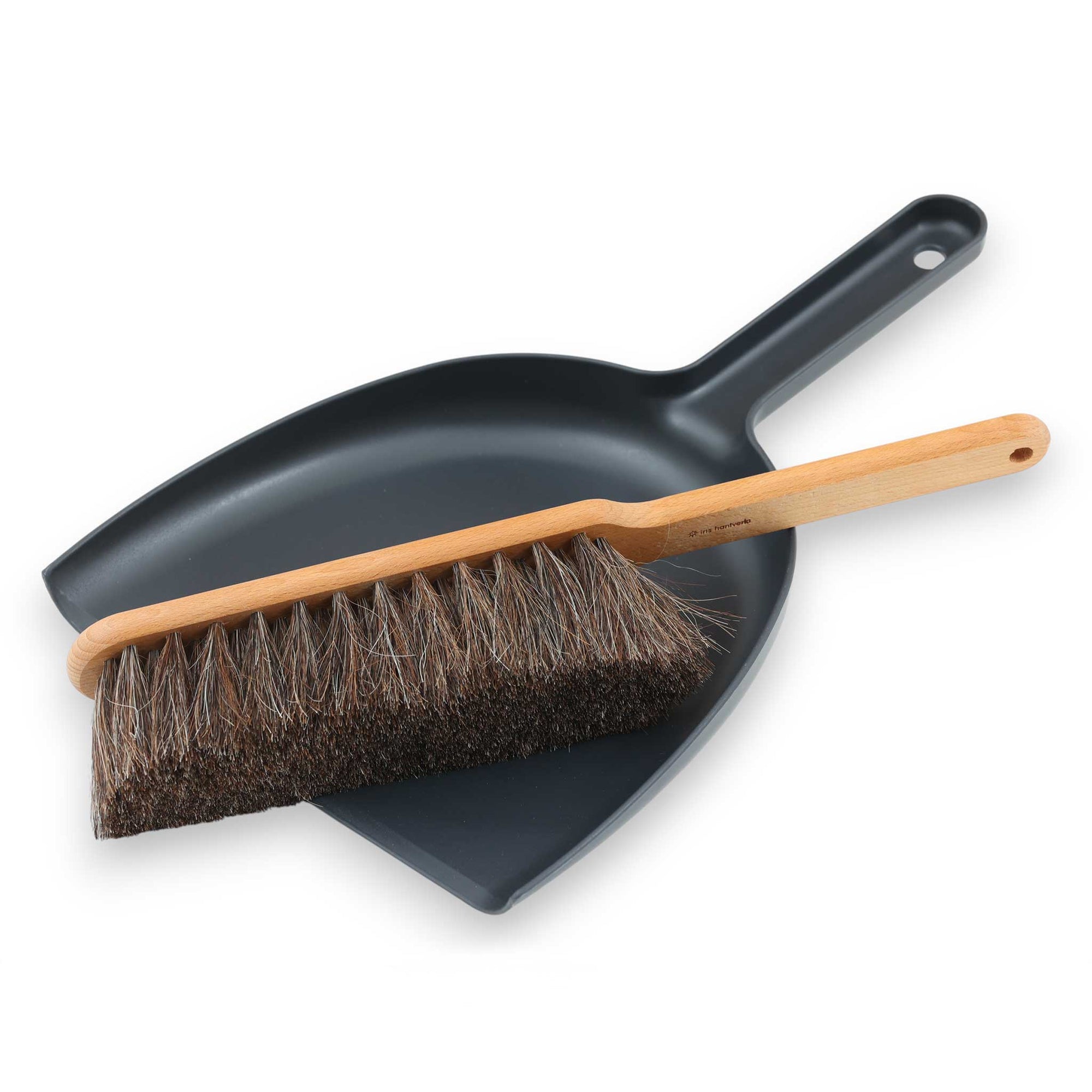 Iris Hantverk（イリス・ハントバーク）は、スウェーデン・エンシェーデの工房を拠点に、視覚障がいを持つ職人たちが伝統的な技法でブラシを手作りしているブランドです。現在は17名のスタッフのうち6名が視覚障がい者であり、さらにエストニアの職人とも協力しています。ブラシはストックホルムの直営店やオンラインショップ、スウェーデン国内外の卸先を通じて販売されています。1950年代から続く視覚障がい者の支援制度が2012年に打ち切られたことをきっかけに、長年会社に携わっていたリチャード・スパレンホークとサラ・エードヘルが経営を引き継ぎました。手作業で作られる天然素材のブラシは、高品質で温もりある使い心地が魅力です。Iris Hantverkは、「機能性と美しいデザイン、伝統技術と天然素材が融合した製品を通じて、ブラシ製造の職人技を次世代に継承すること」をビジョンに掲げています。