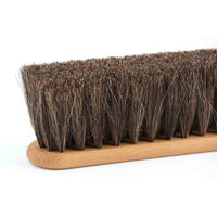 Iris Hantverk（イリス・ハントバーク）は、スウェーデン・エンシェーデの工房を拠点に、視覚障がいを持つ職人たちが伝統的な技法でブラシを手作りしているブランドです。現在は17名のスタッフのうち6名が視覚障がい者であり、さらにエストニアの職人とも協力しています。ブラシはストックホルムの直営店やオンラインショップ、スウェーデン国内外の卸先を通じて販売されています。1950年代から続く視覚障がい者の支援制度が2012年に打ち切られたことをきっかけに、長年会社に携わっていたリチャード・スパレンホークとサラ・エードヘルが経営を引き継ぎました。手作業で作られる天然素材のブラシは、高品質で温もりある使い心地が魅力です。Iris Hantverkは、「機能性と美しいデザイン、伝統技術と天然素材が融合した製品を通じて、ブラシ製造の職人技を次世代に継承すること」をビジョンに掲げています。