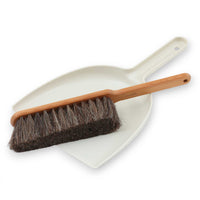 Iris Hantverk（イリス・ハントバーク）は、スウェーデン・エンシェーデの工房を拠点に、視覚障がいを持つ職人たちが伝統的な技法でブラシを手作りしているブランドです。現在は17名のスタッフのうち6名が視覚障がい者であり、さらにエストニアの職人とも協力しています。ブラシはストックホルムの直営店やオンラインショップ、スウェーデン国内外の卸先を通じて販売されています。1950年代から続く視覚障がい者の支援制度が2012年に打ち切られたことをきっかけに、長年会社に携わっていたリチャード・スパレンホークとサラ・エードヘルが経営を引き継ぎました。手作業で作られる天然素材のブラシは、高品質で温もりある使い心地が魅力です。Iris Hantverkは、「機能性と美しいデザイン、伝統技術と天然素材が融合した製品を通じて、ブラシ製造の職人技を次世代に継承すること」をビジョンに掲げています。