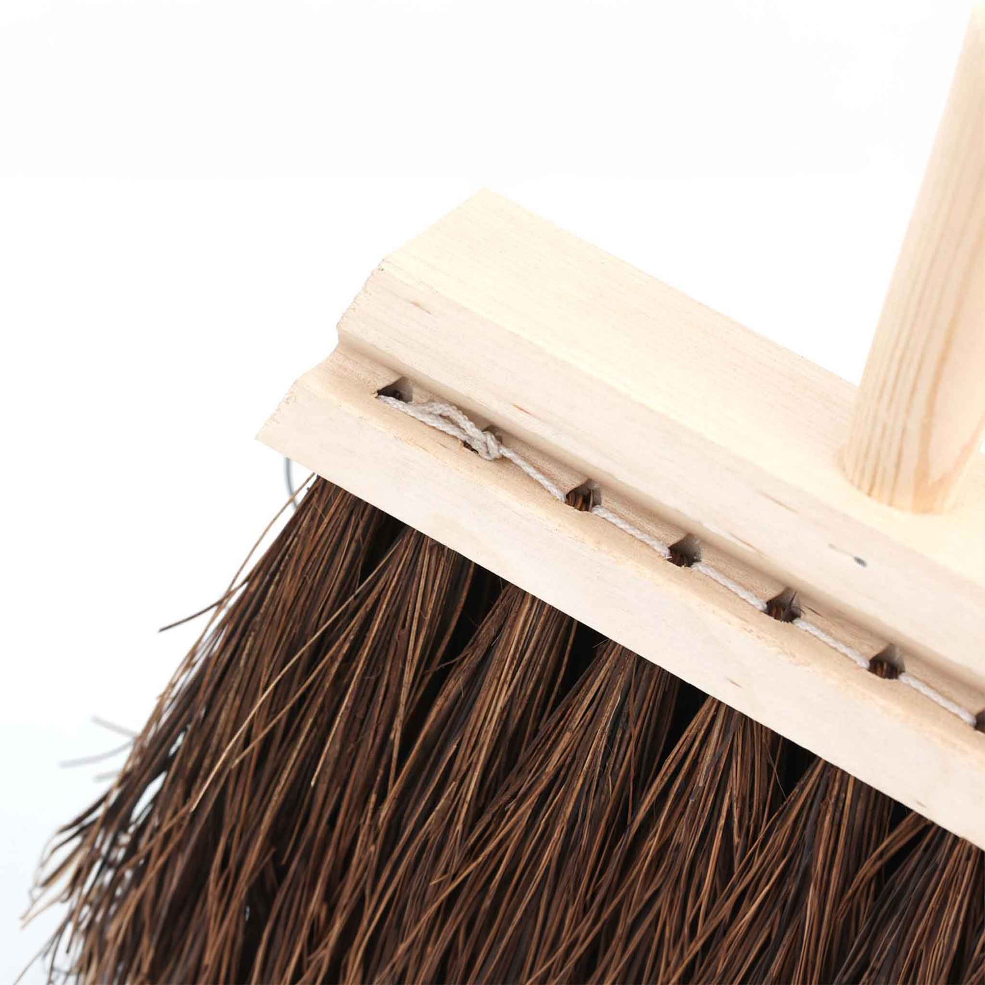 Iris Hantverk（イリス・ハントバーク）は、スウェーデン・エンシェーデの工房を拠点に、視覚障がいを持つ職人たちが伝統的な技法でブラシを手作りしているブランドです。現在は17名のスタッフのうち6名が視覚障がい者であり、さらにエストニアの職人とも協力しています。ブラシはストックホルムの直営店やオンラインショップ、スウェーデン国内外の卸先を通じて販売されています。1950年代から続く視覚障がい者の支援制度が2012年に打ち切られたことをきっかけに、長年会社に携わっていたリチャード・スパレンホークとサラ・エードヘルが経営を引き継ぎました。手作業で作られる天然素材のブラシは、高品質で温もりある使い心地が魅力です。Iris Hantverkは、「機能性と美しいデザイン、伝統技術と天然素材が融合した製品を通じて、ブラシ製造の職人技を次世代に継承すること」をビジョンに掲げています。