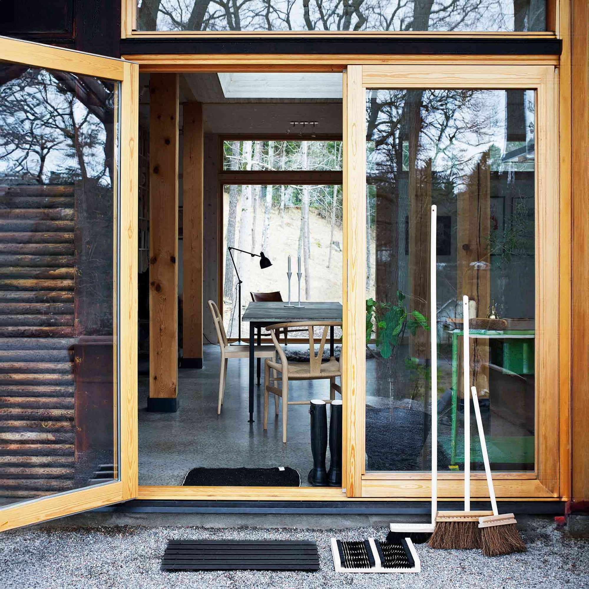 Iris Hantverk（イリス・ハントバーク）は、スウェーデン・エンシェーデの工房を拠点に、視覚障がいを持つ職人たちが伝統的な技法でブラシを手作りしているブランドです。現在は17名のスタッフのうち6名が視覚障がい者であり、さらにエストニアの職人とも協力しています。ブラシはストックホルムの直営店やオンラインショップ、スウェーデン国内外の卸先を通じて販売されています。1950年代から続く視覚障がい者の支援制度が2012年に打ち切られたことをきっかけに、長年会社に携わっていたリチャード・スパレンホークとサラ・エードヘルが経営を引き継ぎました。手作業で作られる天然素材のブラシは、高品質で温もりある使い心地が魅力です。Iris Hantverkは、「機能性と美しいデザイン、伝統技術と天然素材が融合した製品を通じて、ブラシ製造の職人技を次世代に継承すること」をビジョンに掲げています。