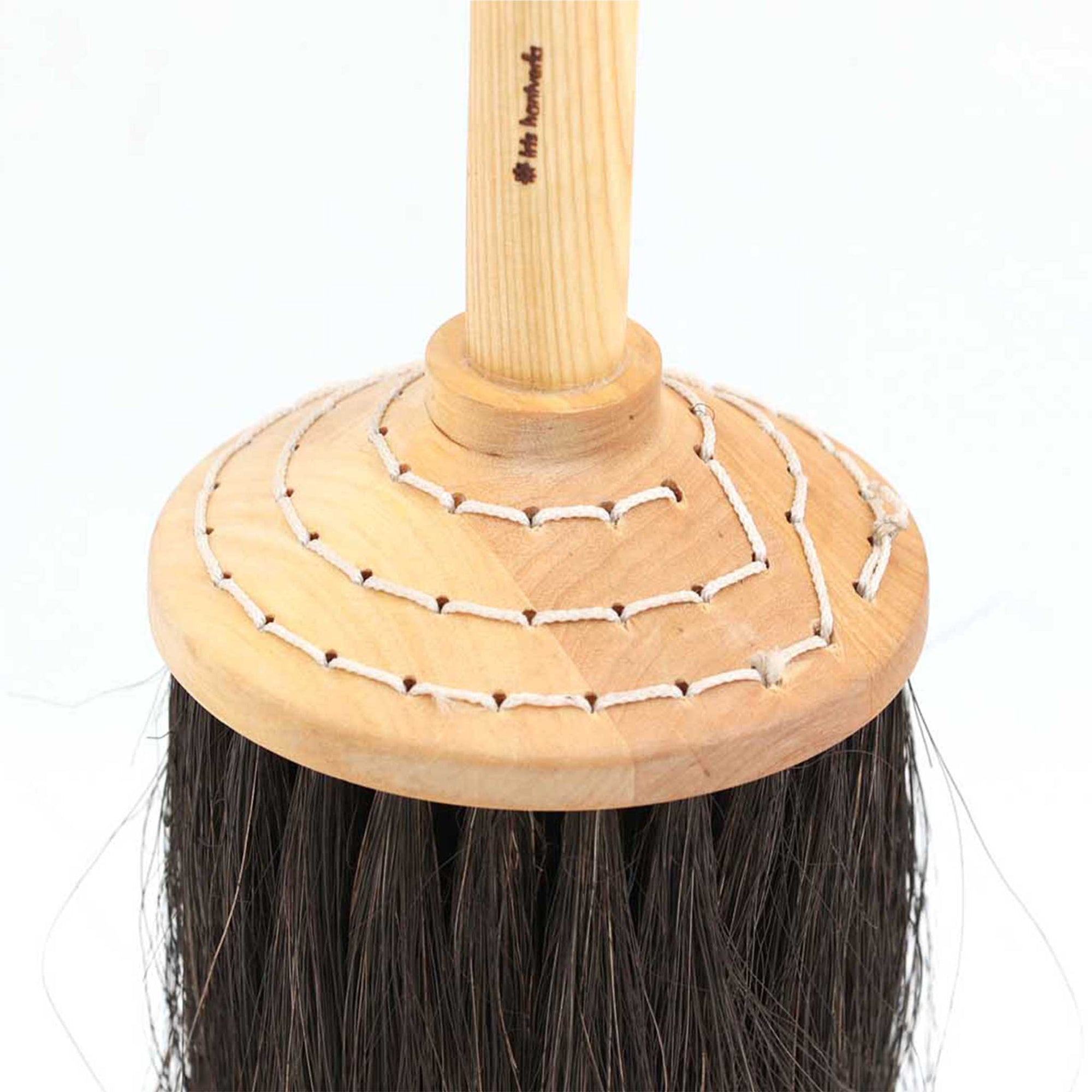 Iris Hantverk（イリス・ハントバーク）は、スウェーデン・エンシェーデの工房を拠点に、視覚障がいを持つ職人たちが伝統的な技法でブラシを手作りしているブランドです。現在は17名のスタッフのうち6名が視覚障がい者であり、さらにエストニアの職人とも協力しています。ブラシはストックホルムの直営店やオンラインショップ、スウェーデン国内外の卸先を通じて販売されています。1950年代から続く視覚障がい者の支援制度が2012年に打ち切られたことをきっかけに、長年会社に携わっていたリチャード・スパレンホークとサラ・エードヘルが経営を引き継ぎました。手作業で作られる天然素材のブラシは、高品質で温もりある使い心地が魅力です。Iris Hantverkは、「機能性と美しいデザイン、伝統技術と天然素材が融合した製品を通じて、ブラシ製造の職人技を次世代に継承すること」をビジョンに掲げています。