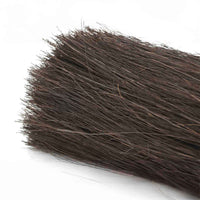 Iris Hantverk（イリス・ハントバーク）は、スウェーデン・エンシェーデの工房を拠点に、視覚障がいを持つ職人たちが伝統的な技法でブラシを手作りしているブランドです。現在は17名のスタッフのうち6名が視覚障がい者であり、さらにエストニアの職人とも協力しています。ブラシはストックホルムの直営店やオンラインショップ、スウェーデン国内外の卸先を通じて販売されています。1950年代から続く視覚障がい者の支援制度が2012年に打ち切られたことをきっかけに、長年会社に携わっていたリチャード・スパレンホークとサラ・エードヘルが経営を引き継ぎました。手作業で作られる天然素材のブラシは、高品質で温もりある使い心地が魅力です。Iris Hantverkは、「機能性と美しいデザイン、伝統技術と天然素材が融合した製品を通じて、ブラシ製造の職人技を次世代に継承すること」をビジョンに掲げています。