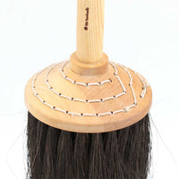 Iris Hantverk（イリス・ハントバーク）は、スウェーデン・エンシェーデの工房を拠点に、視覚障がいを持つ職人たちが伝統的な技法でブラシを手作りしているブランドです。現在は17名のスタッフのうち6名が視覚障がい者であり、さらにエストニアの職人とも協力しています。ブラシはストックホルムの直営店やオンラインショップ、スウェーデン国内外の卸先を通じて販売されています。1950年代から続く視覚障がい者の支援制度が2012年に打ち切られたことをきっかけに、長年会社に携わっていたリチャード・スパレンホークとサラ・エードヘルが経営を引き継ぎました。手作業で作られる天然素材のブラシは、高品質で温もりある使い心地が魅力です。Iris Hantverkは、「機能性と美しいデザイン、伝統技術と天然素材が融合した製品を通じて、ブラシ製造の職人技を次世代に継承すること」をビジョンに掲げています。