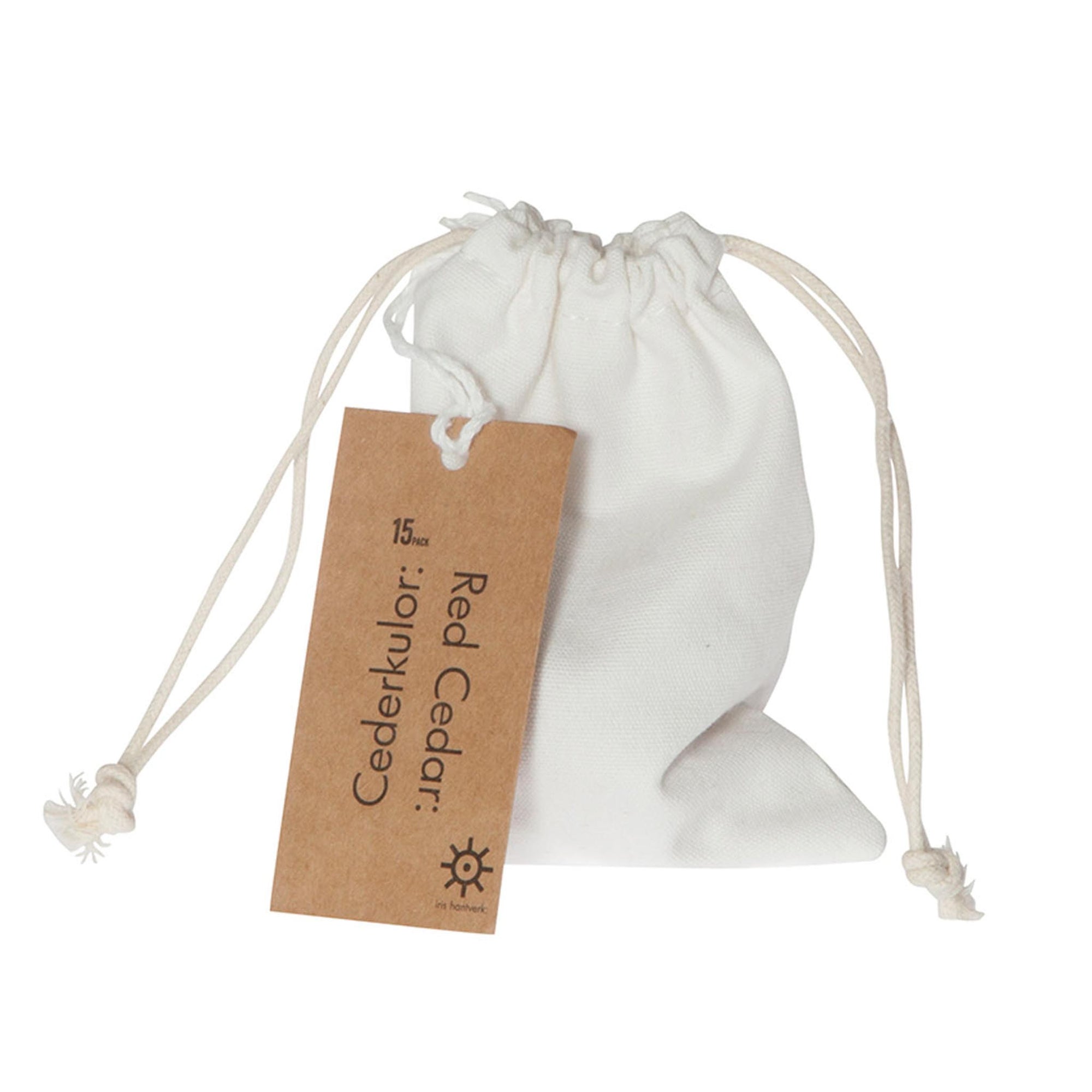 Iris Hantverk（イリス・ハントバーク）は、スウェーデン・エンシェーデの工房を拠点に、視覚障がいを持つ職人たちが伝統的な技法でブラシを手作りしているブランドです。現在は17名のスタッフのうち6名が視覚障がい者であり、さらにエストニアの職人とも協力しています。ブラシはストックホルムの直営店やオンラインショップ、スウェーデン国内外の卸先を通じて販売されています。1950年代から続く視覚障がい者の支援制度が2012年に打ち切られたことをきっかけに、長年会社に携わっていたリチャード・スパレンホークとサラ・エードヘルが経営を引き継ぎました。手作業で作られる天然素材のブラシは、高品質で温もりある使い心地が魅力です。Iris Hantverkは、「機能性と美しいデザイン、伝統技術と天然素材が融合した製品を通じて、ブラシ製造の職人技を次世代に継承すること」をビジョンに掲げています。