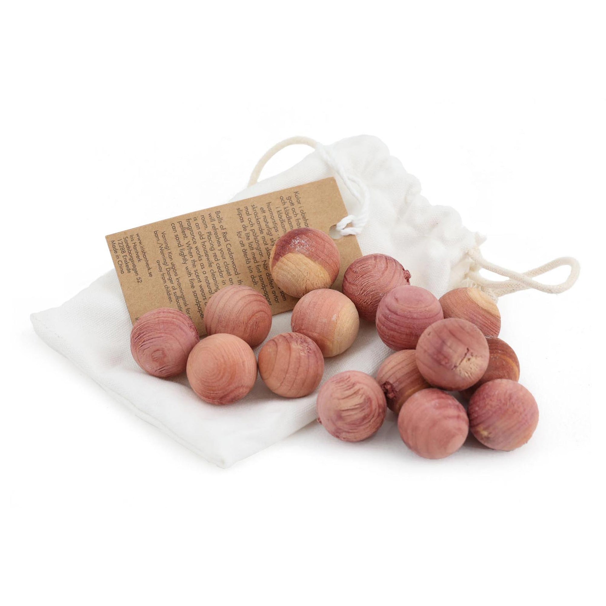 Iris Hantverk（イリス・ハントバーク）は、スウェーデン・エンシェーデの工房を拠点に、視覚障がいを持つ職人たちが伝統的な技法でブラシを手作りしているブランドです。現在は17名のスタッフのうち6名が視覚障がい者であり、さらにエストニアの職人とも協力しています。ブラシはストックホルムの直営店やオンラインショップ、スウェーデン国内外の卸先を通じて販売されています。1950年代から続く視覚障がい者の支援制度が2012年に打ち切られたことをきっかけに、長年会社に携わっていたリチャード・スパレンホークとサラ・エードヘルが経営を引き継ぎました。手作業で作られる天然素材のブラシは、高品質で温もりある使い心地が魅力です。Iris Hantverkは、「機能性と美しいデザイン、伝統技術と天然素材が融合した製品を通じて、ブラシ製造の職人技を次世代に継承すること」をビジョンに掲げています。