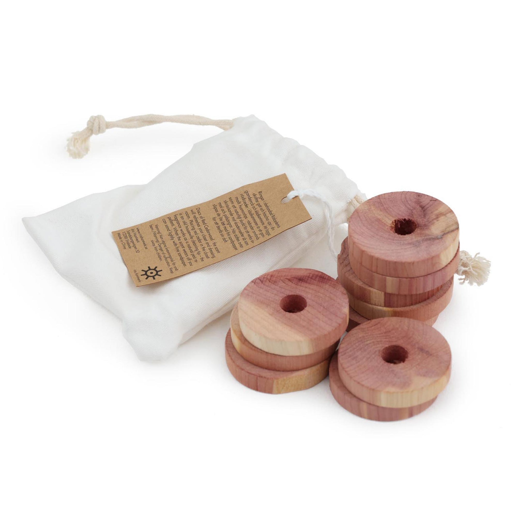 Iris Hantverk（イリス・ハントバーク）は、スウェーデン・エンシェーデの工房を拠点に、視覚障がいを持つ職人たちが伝統的な技法でブラシを手作りしているブランドです。現在は17名のスタッフのうち6名が視覚障がい者であり、さらにエストニアの職人とも協力しています。ブラシはストックホルムの直営店やオンラインショップ、スウェーデン国内外の卸先を通じて販売されています。1950年代から続く視覚障がい者の支援制度が2012年に打ち切られたことをきっかけに、長年会社に携わっていたリチャード・スパレンホークとサラ・エードヘルが経営を引き継ぎました。手作業で作られる天然素材のブラシは、高品質で温もりある使い心地が魅力です。Iris Hantverkは、「機能性と美しいデザイン、伝統技術と天然素材が融合した製品を通じて、ブラシ製造の職人技を次世代に継承すること」をビジョンに掲げています。