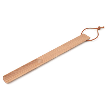 Iris Hantverk（イリス・ハントバーク）は、スウェーデン・エンシェーデの工房を拠点に、視覚障がいを持つ職人たちが伝統的な技法でブラシを手作りしているブランドです。現在は17名のスタッフのうち6名が視覚障がい者であり、さらにエストニアの職人とも協力しています。ブラシはストックホルムの直営店やオンラインショップ、スウェーデン国内外の卸先を通じて販売されています。1950年代から続く視覚障がい者の支援制度が2012年に打ち切られたことをきっかけに、長年会社に携わっていたリチャード・スパレンホークとサラ・エードヘルが経営を引き継ぎました。手作業で作られる天然素材のブラシは、高品質で温もりある使い心地が魅力です。Iris Hantverkは、「機能性と美しいデザイン、伝統技術と天然素材が融合した製品を通じて、ブラシ製造の職人技を次世代に継承すること」をビジョンに掲げています。