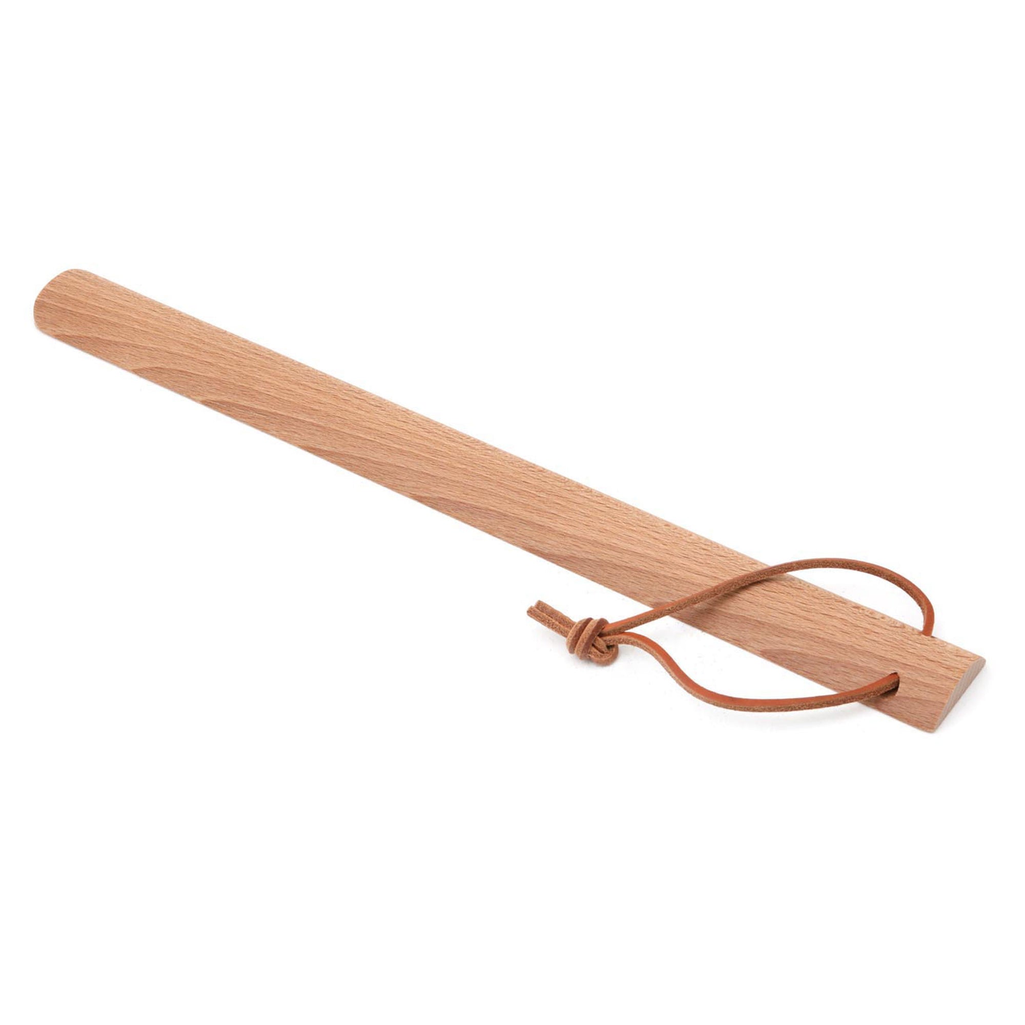 Iris Hantverk（イリス・ハントバーク）は、スウェーデン・エンシェーデの工房を拠点に、視覚障がいを持つ職人たちが伝統的な技法でブラシを手作りしているブランドです。現在は17名のスタッフのうち6名が視覚障がい者であり、さらにエストニアの職人とも協力しています。ブラシはストックホルムの直営店やオンラインショップ、スウェーデン国内外の卸先を通じて販売されています。1950年代から続く視覚障がい者の支援制度が2012年に打ち切られたことをきっかけに、長年会社に携わっていたリチャード・スパレンホークとサラ・エードヘルが経営を引き継ぎました。手作業で作られる天然素材のブラシは、高品質で温もりある使い心地が魅力です。Iris Hantverkは、「機能性と美しいデザイン、伝統技術と天然素材が融合した製品を通じて、ブラシ製造の職人技を次世代に継承すること」をビジョンに掲げています。