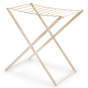 Iris Hantverk（イリス・ハントバーク）は、スウェーデン・エンシェーデの工房を拠点に、視覚障がいを持つ職人たちが伝統的な技法でブラシを手作りしているブランドです。現在は17名のスタッフのうち6名が視覚障がい者であり、さらにエストニアの職人とも協力しています。ブラシはストックホルムの直営店やオンラインショップ、スウェーデン国内外の卸先を通じて販売されています。1950年代から続く視覚障がい者の支援制度が2012年に打ち切られたことをきっかけに、長年会社に携わっていたリチャード・スパレンホークとサラ・エードヘルが経営を引き継ぎました。手作業で作られる天然素材のブラシは、高品質で温もりある使い心地が魅力です。Iris Hantverkは、「機能性と美しいデザイン、伝統技術と天然素材が融合した製品を通じて、ブラシ製造の職人技を次世代に継承すること」をビジョンに掲げています。