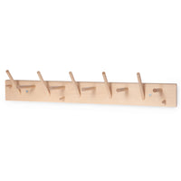 Iris Hantverk（イリス・ハントバーク）は、スウェーデン・エンシェーデの工房を拠点に、視覚障がいを持つ職人たちが伝統的な技法でブラシを手作りしているブランドです。現在は17名のスタッフのうち6名が視覚障がい者であり、さらにエストニアの職人とも協力しています。ブラシはストックホルムの直営店やオンラインショップ、スウェーデン国内外の卸先を通じて販売されています。1950年代から続く視覚障がい者の支援制度が2012年に打ち切られたことをきっかけに、長年会社に携わっていたリチャード・スパレンホークとサラ・エードヘルが経営を引き継ぎました。手作業で作られる天然素材のブラシは、高品質で温もりある使い心地が魅力です。Iris Hantverkは、「機能性と美しいデザイン、伝統技術と天然素材が融合した製品を通じて、ブラシ製造の職人技を次世代に継承すること」をビジョンに掲げています。