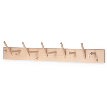 Iris Hantverk（イリス・ハントバーク）は、スウェーデン・エンシェーデの工房を拠点に、視覚障がいを持つ職人たちが伝統的な技法でブラシを手作りしているブランドです。現在は17名のスタッフのうち6名が視覚障がい者であり、さらにエストニアの職人とも協力しています。ブラシはストックホルムの直営店やオンラインショップ、スウェーデン国内外の卸先を通じて販売されています。1950年代から続く視覚障がい者の支援制度が2012年に打ち切られたことをきっかけに、長年会社に携わっていたリチャード・スパレンホークとサラ・エードヘルが経営を引き継ぎました。手作業で作られる天然素材のブラシは、高品質で温もりある使い心地が魅力です。Iris Hantverkは、「機能性と美しいデザイン、伝統技術と天然素材が融合した製品を通じて、ブラシ製造の職人技を次世代に継承すること」をビジョンに掲げています。