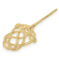 Iris Hantverk（イリス・ハントバーク）は、スウェーデン・エンシェーデの工房を拠点に、視覚障がいを持つ職人たちが伝統的な技法でブラシを手作りしているブランドです。現在は17名のスタッフのうち6名が視覚障がい者であり、さらにエストニアの職人とも協力しています。ブラシはストックホルムの直営店やオンラインショップ、スウェーデン国内外の卸先を通じて販売されています。1950年代から続く視覚障がい者の支援制度が2012年に打ち切られたことをきっかけに、長年会社に携わっていたリチャード・スパレンホークとサラ・エードヘルが経営を引き継ぎました。手作業で作られる天然素材のブラシは、高品質で温もりある使い心地が魅力です。Iris Hantverkは、「機能性と美しいデザイン、伝統技術と天然素材が融合した製品を通じて、ブラシ製造の職人技を次世代に継承すること」をビジョンに掲げています。