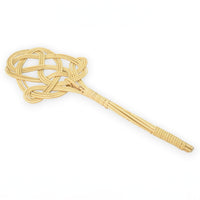 Iris Hantverk（イリス・ハントバーク）は、スウェーデン・エンシェーデの工房を拠点に、視覚障がいを持つ職人たちが伝統的な技法でブラシを手作りしているブランドです。現在は17名のスタッフのうち6名が視覚障がい者であり、さらにエストニアの職人とも協力しています。ブラシはストックホルムの直営店やオンラインショップ、スウェーデン国内外の卸先を通じて販売されています。1950年代から続く視覚障がい者の支援制度が2012年に打ち切られたことをきっかけに、長年会社に携わっていたリチャード・スパレンホークとサラ・エードヘルが経営を引き継ぎました。手作業で作られる天然素材のブラシは、高品質で温もりある使い心地が魅力です。Iris Hantverkは、「機能性と美しいデザイン、伝統技術と天然素材が融合した製品を通じて、ブラシ製造の職人技を次世代に継承すること」をビジョンに掲げています。