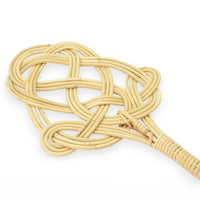 Iris Hantverk（イリス・ハントバーク）は、スウェーデン・エンシェーデの工房を拠点に、視覚障がいを持つ職人たちが伝統的な技法でブラシを手作りしているブランドです。現在は17名のスタッフのうち6名が視覚障がい者であり、さらにエストニアの職人とも協力しています。ブラシはストックホルムの直営店やオンラインショップ、スウェーデン国内外の卸先を通じて販売されています。1950年代から続く視覚障がい者の支援制度が2012年に打ち切られたことをきっかけに、長年会社に携わっていたリチャード・スパレンホークとサラ・エードヘルが経営を引き継ぎました。手作業で作られる天然素材のブラシは、高品質で温もりある使い心地が魅力です。Iris Hantverkは、「機能性と美しいデザイン、伝統技術と天然素材が融合した製品を通じて、ブラシ製造の職人技を次世代に継承すること」をビジョンに掲げています。