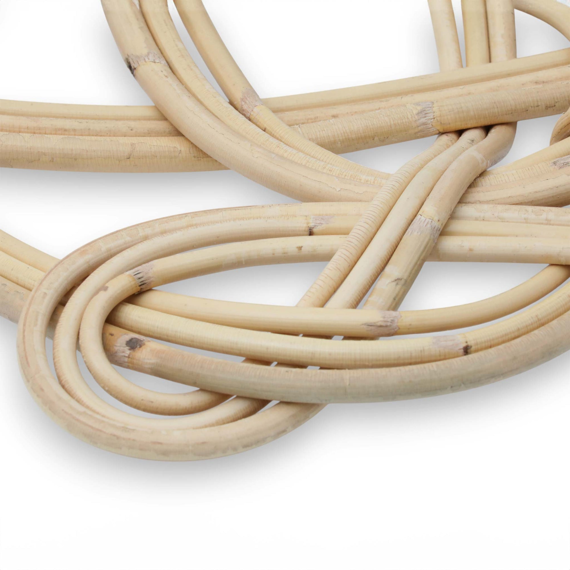 Iris Hantverk（イリス・ハントバーク）は、スウェーデン・エンシェーデの工房を拠点に、視覚障がいを持つ職人たちが伝統的な技法でブラシを手作りしているブランドです。現在は17名のスタッフのうち6名が視覚障がい者であり、さらにエストニアの職人とも協力しています。ブラシはストックホルムの直営店やオンラインショップ、スウェーデン国内外の卸先を通じて販売されています。1950年代から続く視覚障がい者の支援制度が2012年に打ち切られたことをきっかけに、長年会社に携わっていたリチャード・スパレンホークとサラ・エードヘルが経営を引き継ぎました。手作業で作られる天然素材のブラシは、高品質で温もりある使い心地が魅力です。Iris Hantverkは、「機能性と美しいデザイン、伝統技術と天然素材が融合した製品を通じて、ブラシ製造の職人技を次世代に継承すること」をビジョンに掲げています。