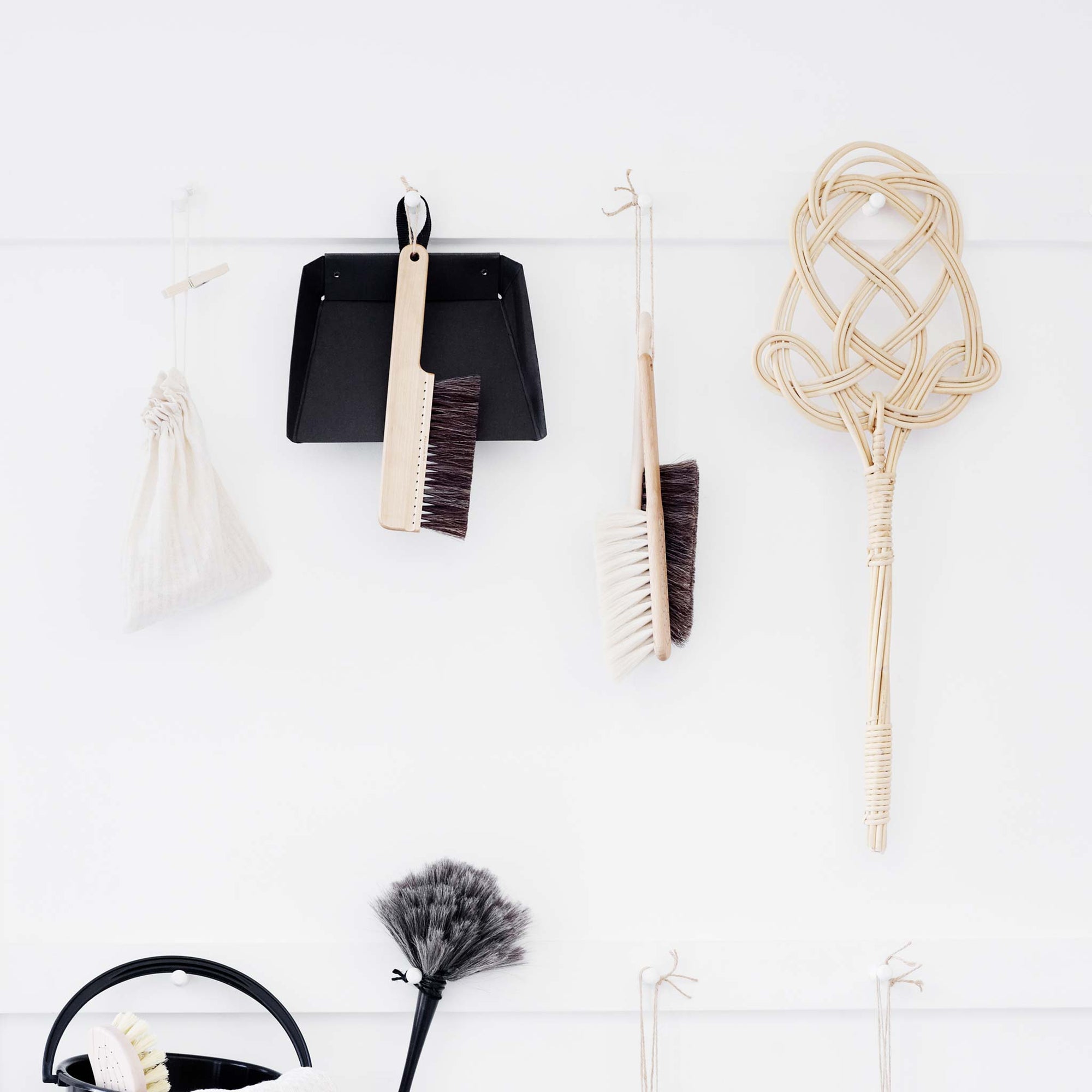 Iris Hantverk（イリス・ハントバーク）は、スウェーデン・エンシェーデの工房を拠点に、視覚障がいを持つ職人たちが伝統的な技法でブラシを手作りしているブランドです。現在は17名のスタッフのうち6名が視覚障がい者であり、さらにエストニアの職人とも協力しています。ブラシはストックホルムの直営店やオンラインショップ、スウェーデン国内外の卸先を通じて販売されています。1950年代から続く視覚障がい者の支援制度が2012年に打ち切られたことをきっかけに、長年会社に携わっていたリチャード・スパレンホークとサラ・エードヘルが経営を引き継ぎました。手作業で作られる天然素材のブラシは、高品質で温もりある使い心地が魅力です。Iris Hantverkは、「機能性と美しいデザイン、伝統技術と天然素材が融合した製品を通じて、ブラシ製造の職人技を次世代に継承すること」をビジョンに掲げています。