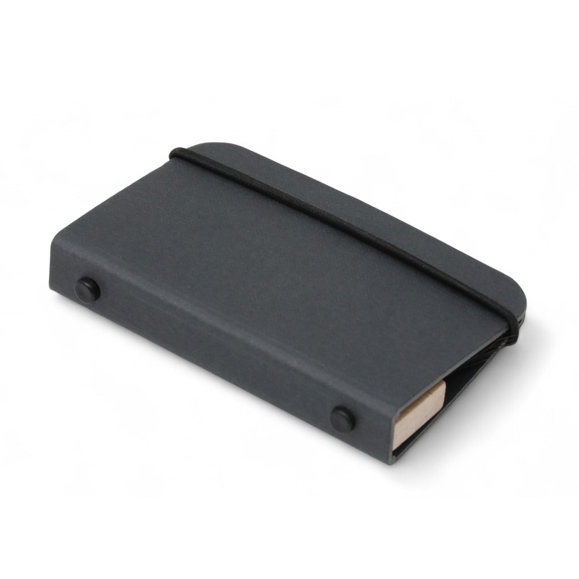 Iris Hantverk（イリス・ハントバーク）は、スウェーデン・エンシェーデの工房を拠点に、視覚障がいを持つ職人たちが伝統的な技法でブラシを手作りしているブランドです。現在は17名のスタッフのうち6名が視覚障がい者であり、さらにエストニアの職人とも協力しています。ブラシはストックホルムの直営店やオンラインショップ、スウェーデン国内外の卸先を通じて販売されています。1950年代から続く視覚障がい者の支援制度が2012年に打ち切られたことをきっかけに、長年会社に携わっていたリチャード・スパレンホークとサラ・エードヘルが経営を引き継ぎました。手作業で作られる天然素材のブラシは、高品質で温もりある使い心地が魅力です。Iris Hantverkは、「機能性と美しいデザイン、伝統技術と天然素材が融合した製品を通じて、ブラシ製造の職人技を次世代に継承すること」をビジョンに掲げています。