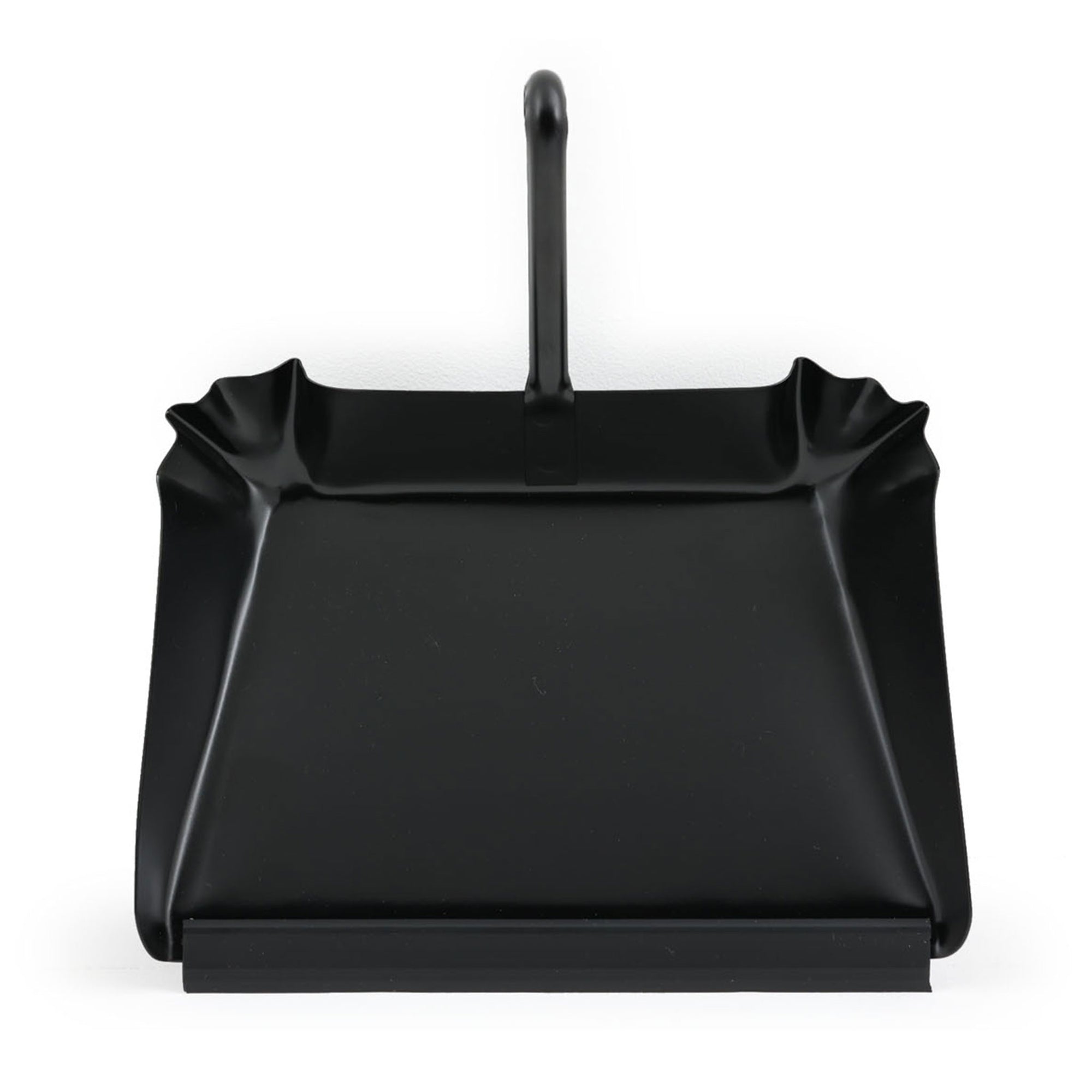 Iris Hantverk（イリス・ハントバーク）は、スウェーデン・エンシェーデの工房を拠点に、視覚障がいを持つ職人たちが伝統的な技法でブラシを手作りしているブランドです。現在は17名のスタッフのうち6名が視覚障がい者であり、さらにエストニアの職人とも協力しています。ブラシはストックホルムの直営店やオンラインショップ、スウェーデン国内外の卸先を通じて販売されています。1950年代から続く視覚障がい者の支援制度が2012年に打ち切られたことをきっかけに、長年会社に携わっていたリチャード・スパレンホークとサラ・エードヘルが経営を引き継ぎました。手作業で作られる天然素材のブラシは、高品質で温もりある使い心地が魅力です。Iris Hantverkは、「機能性と美しいデザイン、伝統技術と天然素材が融合した製品を通じて、ブラシ製造の職人技を次世代に継承すること」をビジョンに掲げています。