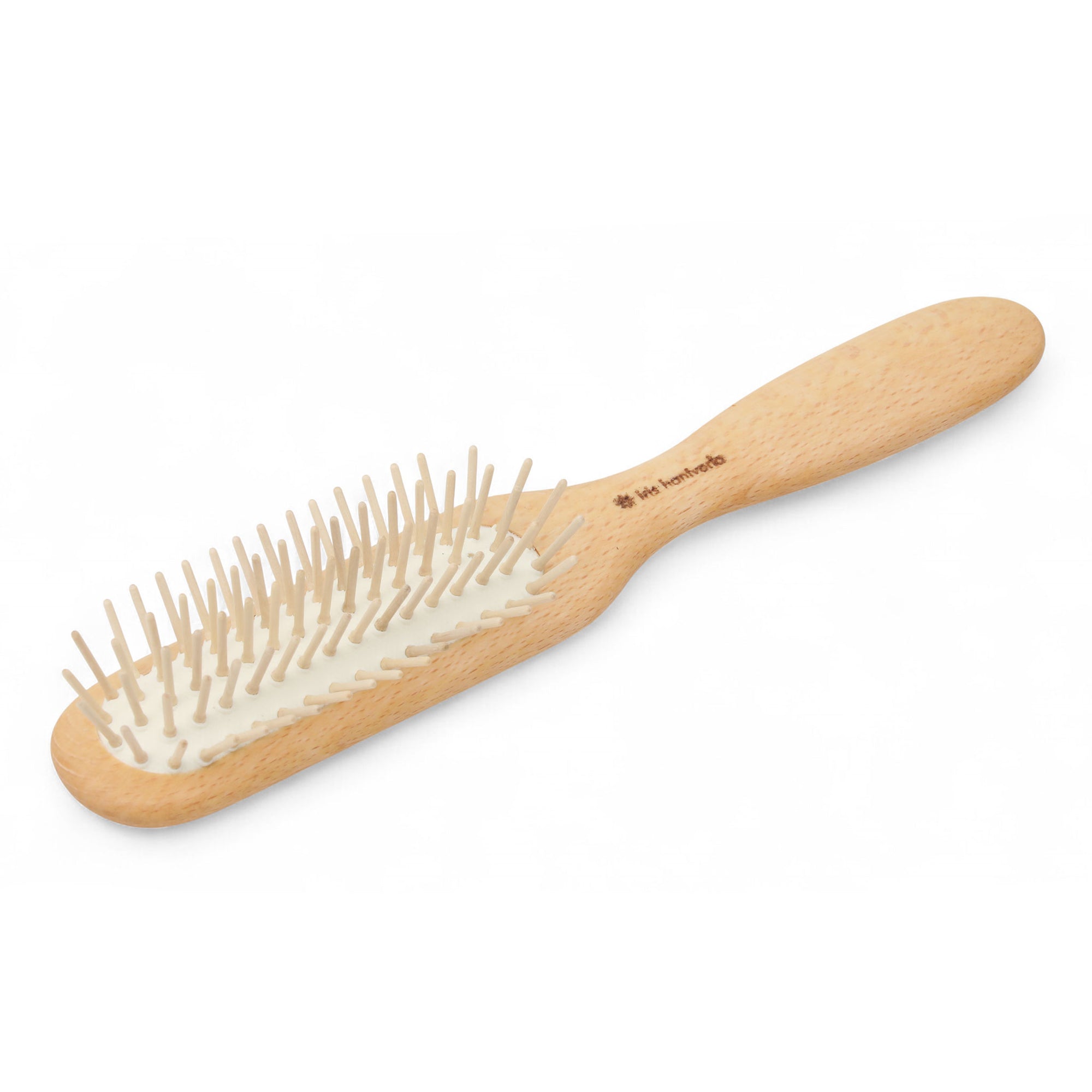 Iris Hantverk（イリス・ハントバーク）は、スウェーデン・エンシェーデの工房を拠点に、視覚障がいを持つ職人たちが伝統的な技法でブラシを手作りしているブランドです。現在は17名のスタッフのうち6名が視覚障がい者であり、さらにエストニアの職人とも協力しています。ブラシはストックホルムの直営店やオンラインショップ、スウェーデン国内外の卸先を通じて販売されています。1950年代から続く視覚障がい者の支援制度が2012年に打ち切られたことをきっかけに、長年会社に携わっていたリチャード・スパレンホークとサラ・エードヘルが経営を引き継ぎました。手作業で作られる天然素材のブラシは、高品質で温もりある使い心地が魅力です。Iris Hantverkは、「機能性と美しいデザイン、伝統技術と天然素材が融合した製品を通じて、ブラシ製造の職人技を次世代に継承すること」をビジョンに掲げています。