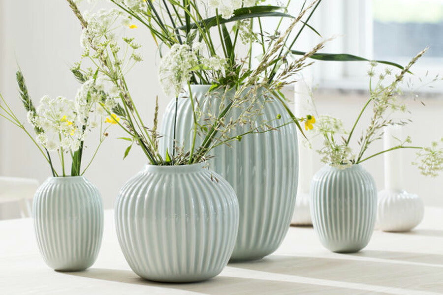 ケーラー社では、芸術性あふれる伝統の陶芸から最高の作風を選び、それを現代風にアレンジしています。そして時代を超越した表現で、幅広いアピール力を備えながらも個性的な味わい方ができるポテンシャルの高い陶磁器を生み出しています。ケーラーの名を冠した陶磁器は、ひとつひとつ熟練した職人の手で造られる、心のこもった陶磁器です。