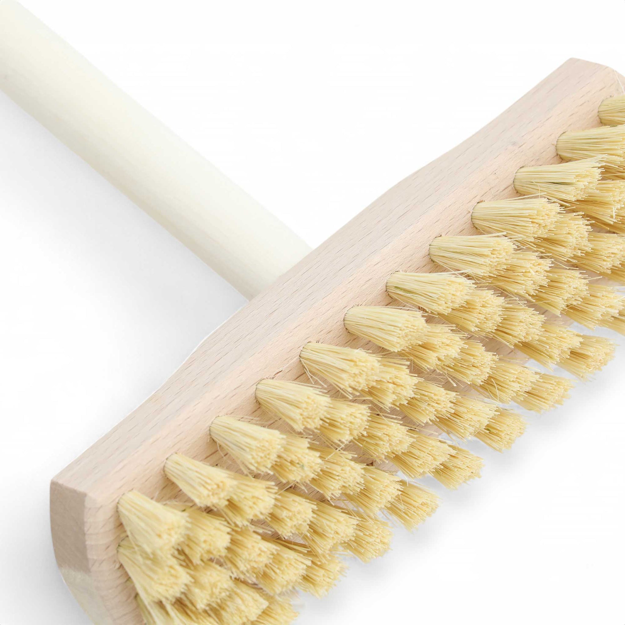 REDECKER（レデッカー）は、1935年にドイツ・フェルスマルトで創業された、天然素材を使用した高品質な生活道具を展開する老舗ブランドです。創業者フリーデル・レデッカー氏が視力を失ったことをきっかけに、手作業でブラシ製造を始めたことからスタートし、そのクラフトマンシップと品質へのこだわりは3世代にわたり継承されています。製品には天然木や植物繊維、動物毛などの自然素材が用いられ、環境に配慮したプラスチックフリーな暮らしを実現します。ナチュラルクリーニングやサステナブルなライフスタイルを志向する人々に人気があり、ドイツ製の確かな品質と伝統工芸品としての信頼性も評価されています。北欧風やミニマルな空間に調和する、美しく機能的なデザインも大きな魅力。REDECKERは、「クラフト」「デザイン」「品質」を大切にした、持続可能で丁寧な暮らしを支えるエコブランドとして、世界中で愛され続けています。