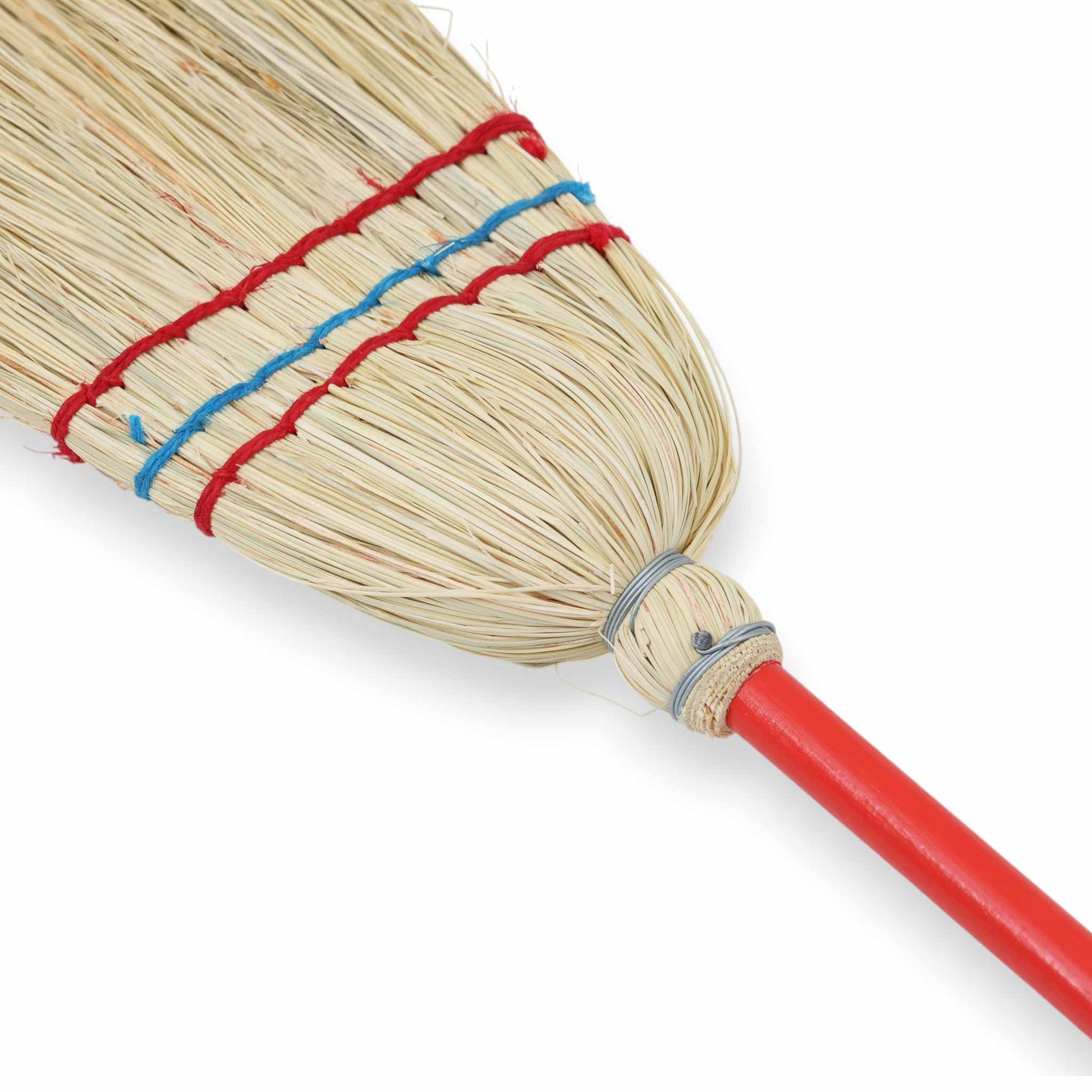 REDECKER（レデッカー）は、1935年にドイツ・フェルスマルトで創業された、天然素材を使用した高品質な生活道具を展開する老舗ブランドです。創業者フリーデル・レデッカー氏が視力を失ったことをきっかけに、手作業でブラシ製造を始めたことからスタートし、そのクラフトマンシップと品質へのこだわりは3世代にわたり継承されています。製品には天然木や植物繊維、動物毛などの自然素材が用いられ、環境に配慮したプラスチックフリーな暮らしを実現します。ナチュラルクリーニングやサステナブルなライフスタイルを志向する人々に人気があり、ドイツ製の確かな品質と伝統工芸品としての信頼性も評価されています。北欧風やミニマルな空間に調和する、美しく機能的なデザインも大きな魅力。REDECKERは、「クラフト」「デザイン」「品質」を大切にした、持続可能で丁寧な暮らしを支えるエコブランドとして、世界中で愛され続けています。