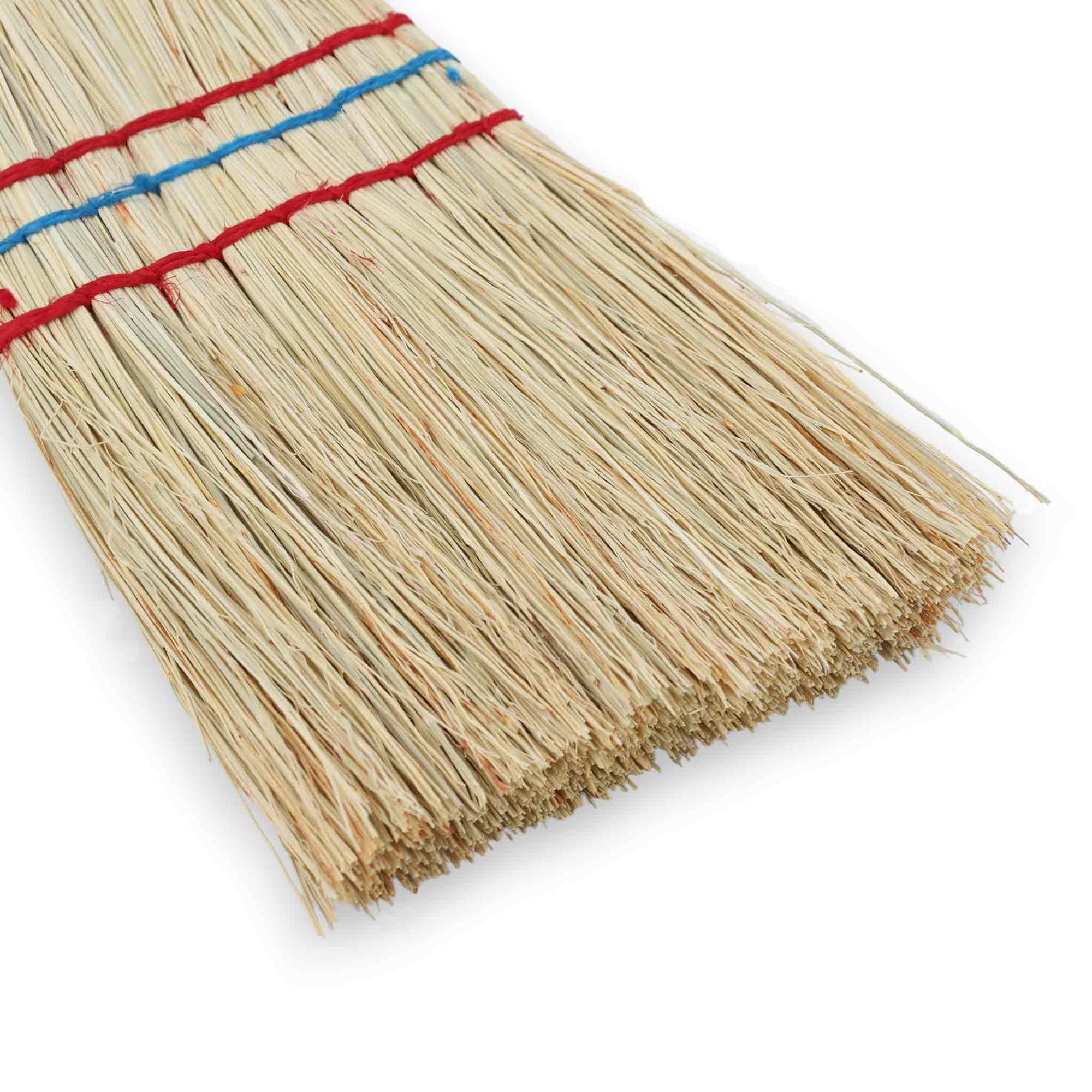 REDECKER（レデッカー）は、1935年にドイツ・フェルスマルトで創業された、天然素材を使用した高品質な生活道具を展開する老舗ブランドです。創業者フリーデル・レデッカー氏が視力を失ったことをきっかけに、手作業でブラシ製造を始めたことからスタートし、そのクラフトマンシップと品質へのこだわりは3世代にわたり継承されています。製品には天然木や植物繊維、動物毛などの自然素材が用いられ、環境に配慮したプラスチックフリーな暮らしを実現します。ナチュラルクリーニングやサステナブルなライフスタイルを志向する人々に人気があり、ドイツ製の確かな品質と伝統工芸品としての信頼性も評価されています。北欧風やミニマルな空間に調和する、美しく機能的なデザインも大きな魅力。REDECKERは、「クラフト」「デザイン」「品質」を大切にした、持続可能で丁寧な暮らしを支えるエコブランドとして、世界中で愛され続けています。