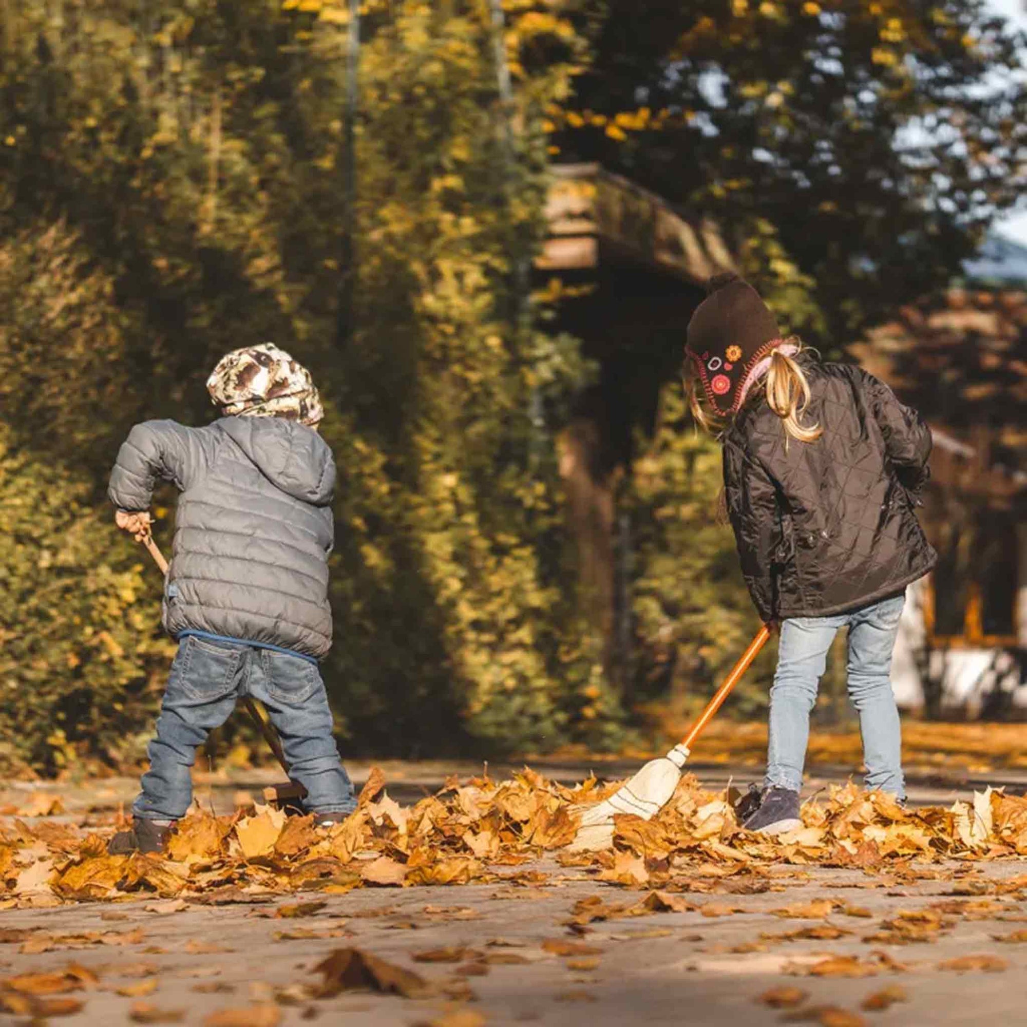 REDECKER（レデッカー）は、1935年にドイツ・フェルスマルトで創業された、天然素材を使用した高品質な生活道具を展開する老舗ブランドです。創業者フリーデル・レデッカー氏が視力を失ったことをきっかけに、手作業でブラシ製造を始めたことからスタートし、そのクラフトマンシップと品質へのこだわりは3世代にわたり継承されています。製品には天然木や植物繊維、動物毛などの自然素材が用いられ、環境に配慮したプラスチックフリーな暮らしを実現します。ナチュラルクリーニングやサステナブルなライフスタイルを志向する人々に人気があり、ドイツ製の確かな品質と伝統工芸品としての信頼性も評価されています。北欧風やミニマルな空間に調和する、美しく機能的なデザインも大きな魅力。REDECKERは、「クラフト」「デザイン」「品質」を大切にした、持続可能で丁寧な暮らしを支えるエコブランドとして、世界中で愛され続けています。