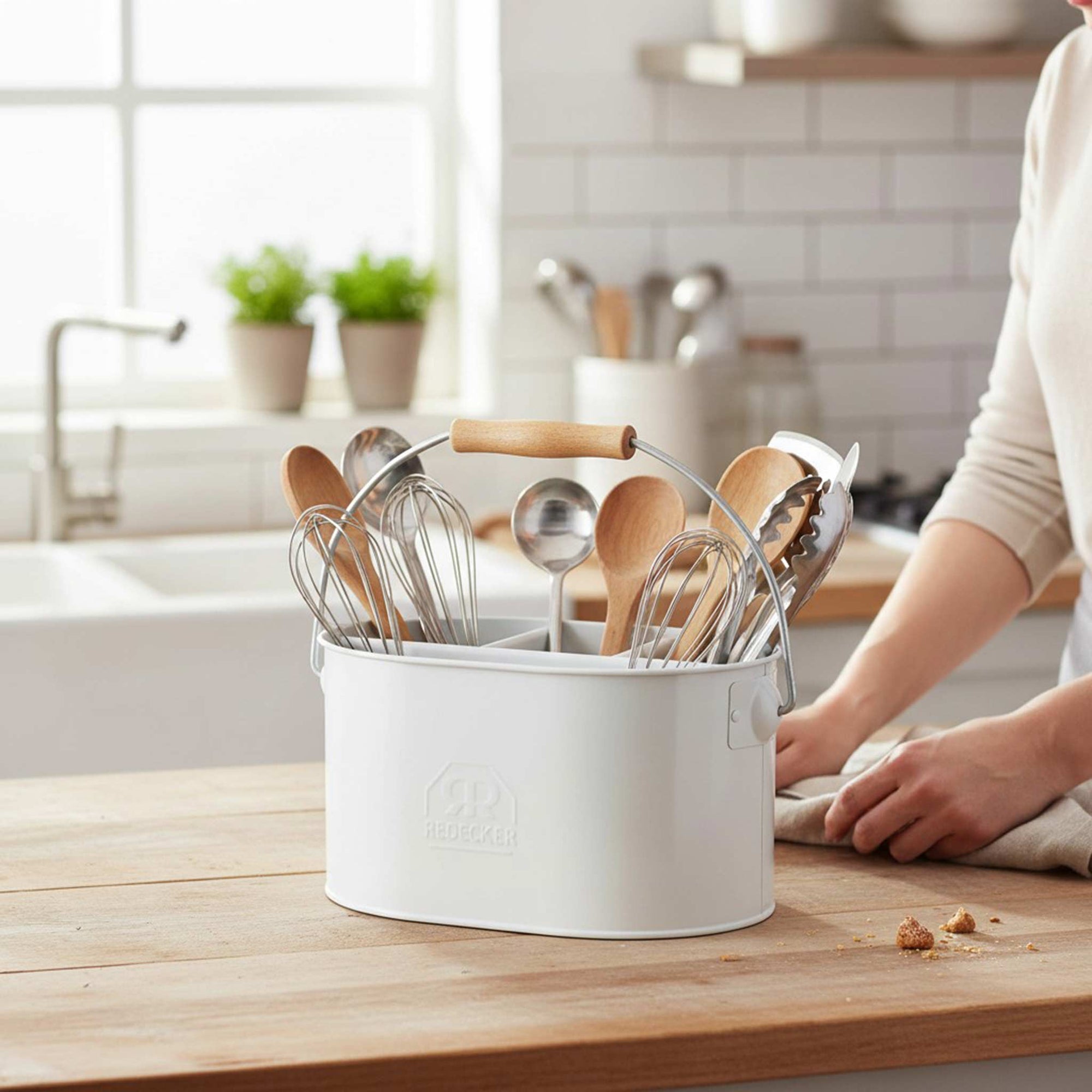 REDECKER（レデッカー）は、1935年にドイツ・フェルスマルトで創業された、天然素材を使用した高品質な生活道具を展開する老舗ブランドです。創業者フリーデル・レデッカー氏が視力を失ったことをきっかけに、手作業でブラシ製造を始めたことからスタートし、そのクラフトマンシップと品質へのこだわりは3世代にわたり継承されています。製品には天然木や植物繊維、動物毛などの自然素材が用いられ、環境に配慮したプラスチックフリーな暮らしを実現します。ナチュラルクリーニングやサステナブルなライフスタイルを志向する人々に人気があり、ドイツ製の確かな品質と伝統工芸品としての信頼性も評価されています。北欧風やミニマルな空間に調和する、美しく機能的なデザインも大きな魅力。REDECKERは、「クラフト」「デザイン」「品質」を大切にした、持続可能で丁寧な暮らしを支えるエコブランドとして、世界中で愛され続けています。