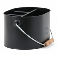 REDECKER（レデッカー）は、1935年にドイツ・フェルスマルトで創業された、天然素材を使用した高品質な生活道具を展開する老舗ブランドです。創業者フリーデル・レデッカー氏が視力を失ったことをきっかけに、手作業でブラシ製造を始めたことからスタートし、そのクラフトマンシップと品質へのこだわりは3世代にわたり継承されています。製品には天然木や植物繊維、動物毛などの自然素材が用いられ、環境に配慮したプラスチックフリーな暮らしを実現します。ナチュラルクリーニングやサステナブルなライフスタイルを志向する人々に人気があり、ドイツ製の確かな品質と伝統工芸品としての信頼性も評価されています。北欧風やミニマルな空間に調和する、美しく機能的なデザインも大きな魅力。REDECKERは、「クラフト」「デザイン」「品質」を大切にした、持続可能で丁寧な暮らしを支えるエコブランドとして、世界中で愛され続けています。