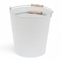 REDECKER（レデッカー）は、1935年にドイツ・フェルスマルトで創業された、天然素材を使用した高品質な生活道具を展開する老舗ブランドです。創業者フリーデル・レデッカー氏が視力を失ったことをきっかけに、手作業でブラシ製造を始めたことからスタートし、そのクラフトマンシップと品質へのこだわりは3世代にわたり継承されています。製品には天然木や植物繊維、動物毛などの自然素材が用いられ、環境に配慮したプラスチックフリーな暮らしを実現します。ナチュラルクリーニングやサステナブルなライフスタイルを志向する人々に人気があり、ドイツ製の確かな品質と伝統工芸品としての信頼性も評価されています。北欧風やミニマルな空間に調和する、美しく機能的なデザインも大きな魅力。REDECKERは、「クラフト」「デザイン」「品質」を大切にした、持続可能で丁寧な暮らしを支えるエコブランドとして、世界中で愛され続けています。