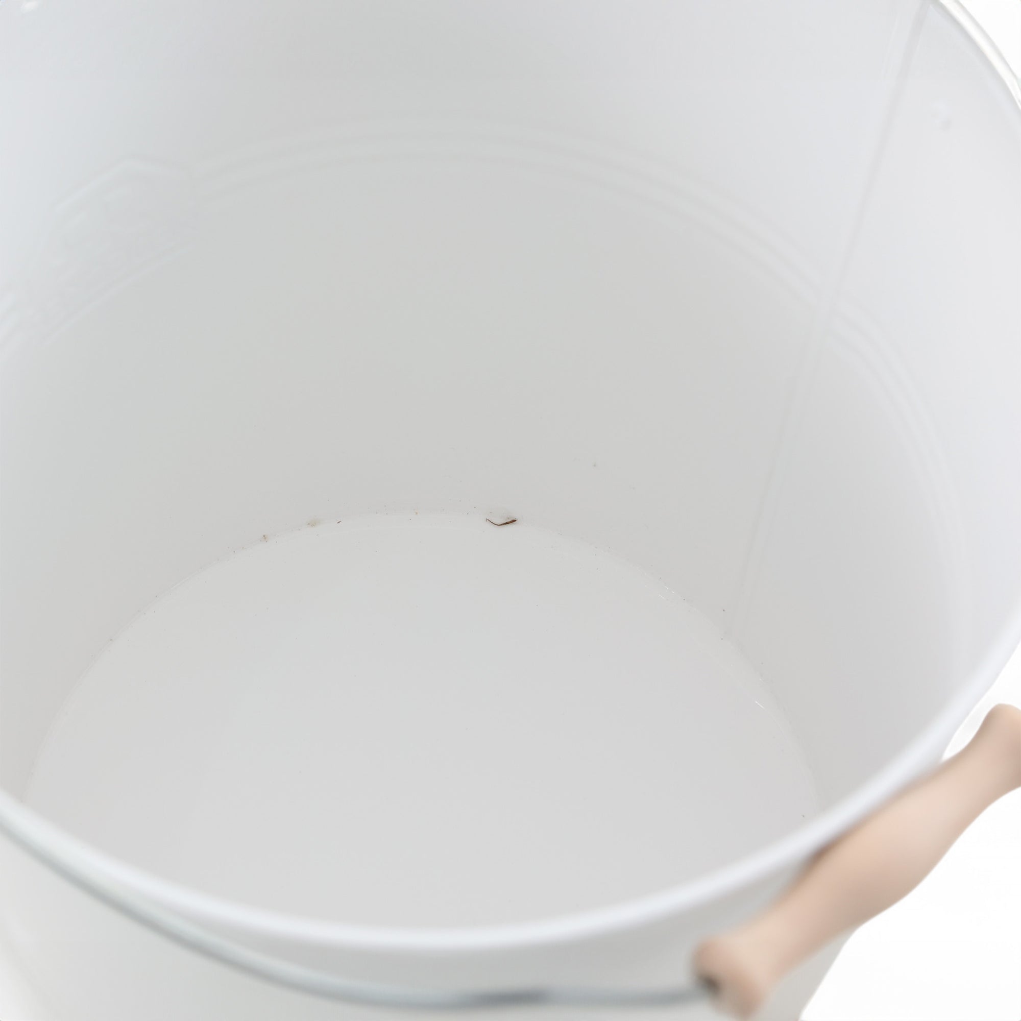 REDECKER（レデッカー）は、1935年にドイツ・フェルスマルトで創業された、天然素材を使用した高品質な生活道具を展開する老舗ブランドです。創業者フリーデル・レデッカー氏が視力を失ったことをきっかけに、手作業でブラシ製造を始めたことからスタートし、そのクラフトマンシップと品質へのこだわりは3世代にわたり継承されています。製品には天然木や植物繊維、動物毛などの自然素材が用いられ、環境に配慮したプラスチックフリーな暮らしを実現します。ナチュラルクリーニングやサステナブルなライフスタイルを志向する人々に人気があり、ドイツ製の確かな品質と伝統工芸品としての信頼性も評価されています。北欧風やミニマルな空間に調和する、美しく機能的なデザインも大きな魅力。REDECKERは、「クラフト」「デザイン」「品質」を大切にした、持続可能で丁寧な暮らしを支えるエコブランドとして、世界中で愛され続けています。