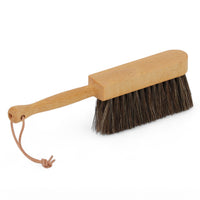 REDECKER（レデッカー）は、1935年にドイツ・フェルスマルトで創業された、天然素材を使用した高品質な生活道具を展開する老舗ブランドです。創業者フリーデル・レデッカー氏が視力を失ったことをきっかけに、手作業でブラシ製造を始めたことからスタートし、そのクラフトマンシップと品質へのこだわりは3世代にわたり継承されています。製品には天然木や植物繊維、動物毛などの自然素材が用いられ、環境に配慮したプラスチックフリーな暮らしを実現します。ナチュラルクリーニングやサステナブルなライフスタイルを志向する人々に人気があり、ドイツ製の確かな品質と伝統工芸品としての信頼性も評価されています。北欧風やミニマルな空間に調和する、美しく機能的なデザインも大きな魅力。REDECKERは、「クラフト」「デザイン」「品質」を大切にした、持続可能で丁寧な暮らしを支えるエコブランドとして、世界中で愛され続けています。