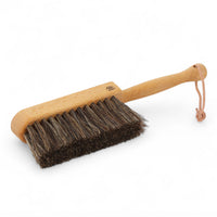 REDECKER（レデッカー）は、1935年にドイツ・フェルスマルトで創業された、天然素材を使用した高品質な生活道具を展開する老舗ブランドです。創業者フリーデル・レデッカー氏が視力を失ったことをきっかけに、手作業でブラシ製造を始めたことからスタートし、そのクラフトマンシップと品質へのこだわりは3世代にわたり継承されています。製品には天然木や植物繊維、動物毛などの自然素材が用いられ、環境に配慮したプラスチックフリーな暮らしを実現します。ナチュラルクリーニングやサステナブルなライフスタイルを志向する人々に人気があり、ドイツ製の確かな品質と伝統工芸品としての信頼性も評価されています。北欧風やミニマルな空間に調和する、美しく機能的なデザインも大きな魅力。REDECKERは、「クラフト」「デザイン」「品質」を大切にした、持続可能で丁寧な暮らしを支えるエコブランドとして、世界中で愛され続けています。