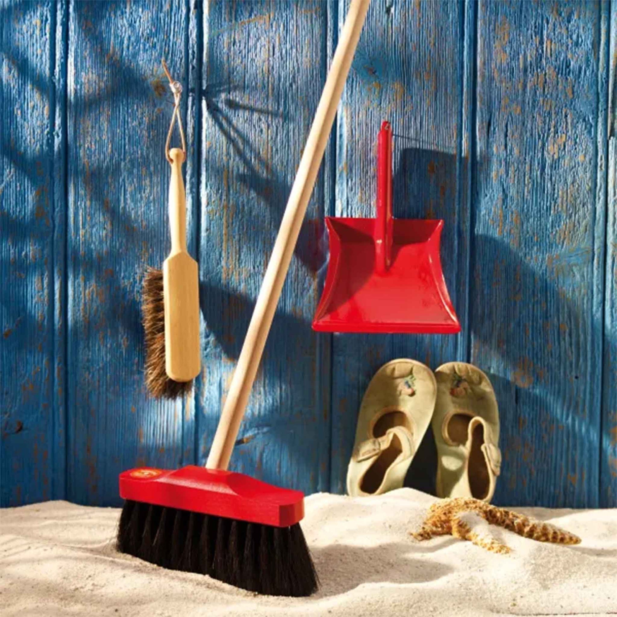 REDECKER（レデッカー）は、1935年にドイツ・フェルスマルトで創業された、天然素材を使用した高品質な生活道具を展開する老舗ブランドです。創業者フリーデル・レデッカー氏が視力を失ったことをきっかけに、手作業でブラシ製造を始めたことからスタートし、そのクラフトマンシップと品質へのこだわりは3世代にわたり継承されています。製品には天然木や植物繊維、動物毛などの自然素材が用いられ、環境に配慮したプラスチックフリーな暮らしを実現します。ナチュラルクリーニングやサステナブルなライフスタイルを志向する人々に人気があり、ドイツ製の確かな品質と伝統工芸品としての信頼性も評価されています。北欧風やミニマルな空間に調和する、美しく機能的なデザインも大きな魅力。REDECKERは、「クラフト」「デザイン」「品質」を大切にした、持続可能で丁寧な暮らしを支えるエコブランドとして、世界中で愛され続けています。