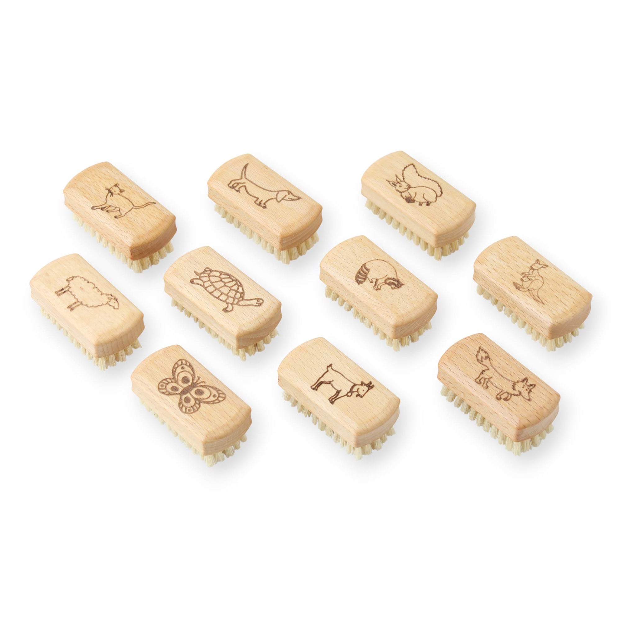 REDECKER（レデッカー）は、1935年にドイツ・フェルスマルトで創業された、天然素材を使用した高品質な生活道具を展開する老舗ブランドです。創業者フリーデル・レデッカー氏が視力を失ったことをきっかけに、手作業でブラシ製造を始めたことからスタートし、そのクラフトマンシップと品質へのこだわりは3世代にわたり継承されています。製品には天然木や植物繊維、動物毛などの自然素材が用いられ、環境に配慮したプラスチックフリーな暮らしを実現します。ナチュラルクリーニングやサステナブルなライフスタイルを志向する人々に人気があり、ドイツ製の確かな品質と伝統工芸品としての信頼性も評価されています。北欧風やミニマルな空間に調和する、美しく機能的なデザインも大きな魅力。REDECKERは、「クラフト」「デザイン」「品質」を大切にした、持続可能で丁寧な暮らしを支えるエコブランドとして、世界中で愛され続けています。