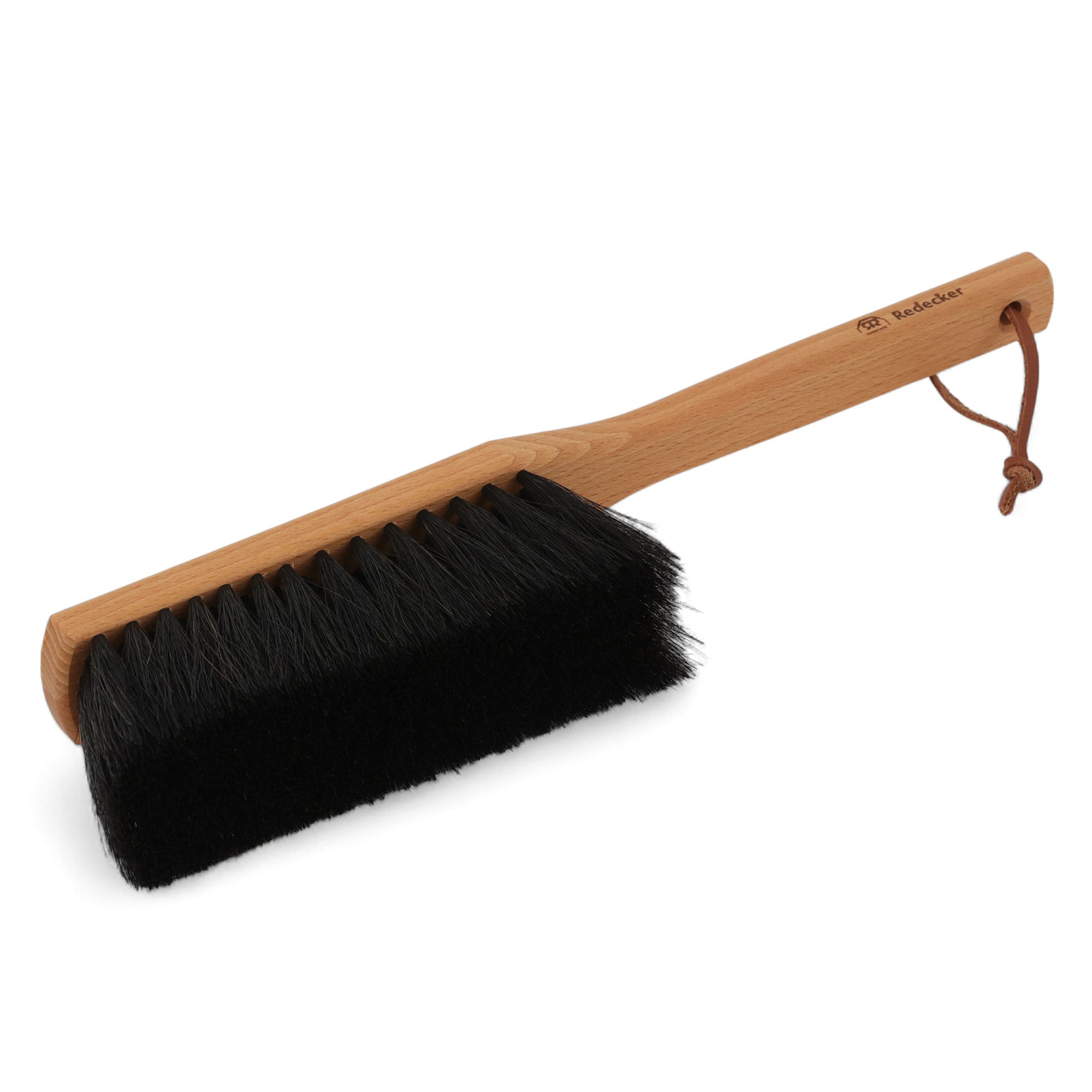 REDECKER（レデッカー）は、1935年にドイツ・フェルスマルトで創業された、天然素材を使用した高品質な生活道具を展開する老舗ブランドです。創業者フリーデル・レデッカー氏が視力を失ったことをきっかけに、手作業でブラシ製造を始めたことからスタートし、そのクラフトマンシップと品質へのこだわりは3世代にわたり継承されています。製品には天然木や植物繊維、動物毛などの自然素材が用いられ、環境に配慮したプラスチックフリーな暮らしを実現します。ナチュラルクリーニングやサステナブルなライフスタイルを志向する人々に人気があり、ドイツ製の確かな品質と伝統工芸品としての信頼性も評価されています。北欧風やミニマルな空間に調和する、美しく機能的なデザインも大きな魅力。REDECKERは、「クラフト」「デザイン」「品質」を大切にした、持続可能で丁寧な暮らしを支えるエコブランドとして、世界中で愛され続けています。