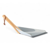 REDECKER（レデッカー）は、1935年にドイツ・フェルスマルトで創業された、天然素材を使用した高品質な生活道具を展開する老舗ブランドです。創業者フリーデル・レデッカー氏が視力を失ったことをきっかけに、手作業でブラシ製造を始めたことからスタートし、そのクラフトマンシップと品質へのこだわりは3世代にわたり継承されています。製品には天然木や植物繊維、動物毛などの自然素材が用いられ、環境に配慮したプラスチックフリーな暮らしを実現します。ナチュラルクリーニングやサステナブルなライフスタイルを志向する人々に人気があり、ドイツ製の確かな品質と伝統工芸品としての信頼性も評価されています。北欧風やミニマルな空間に調和する、美しく機能的なデザインも大きな魅力。REDECKERは、「クラフト」「デザイン」「品質」を大切にした、持続可能で丁寧な暮らしを支えるエコブランドとして、世界中で愛され続けています。