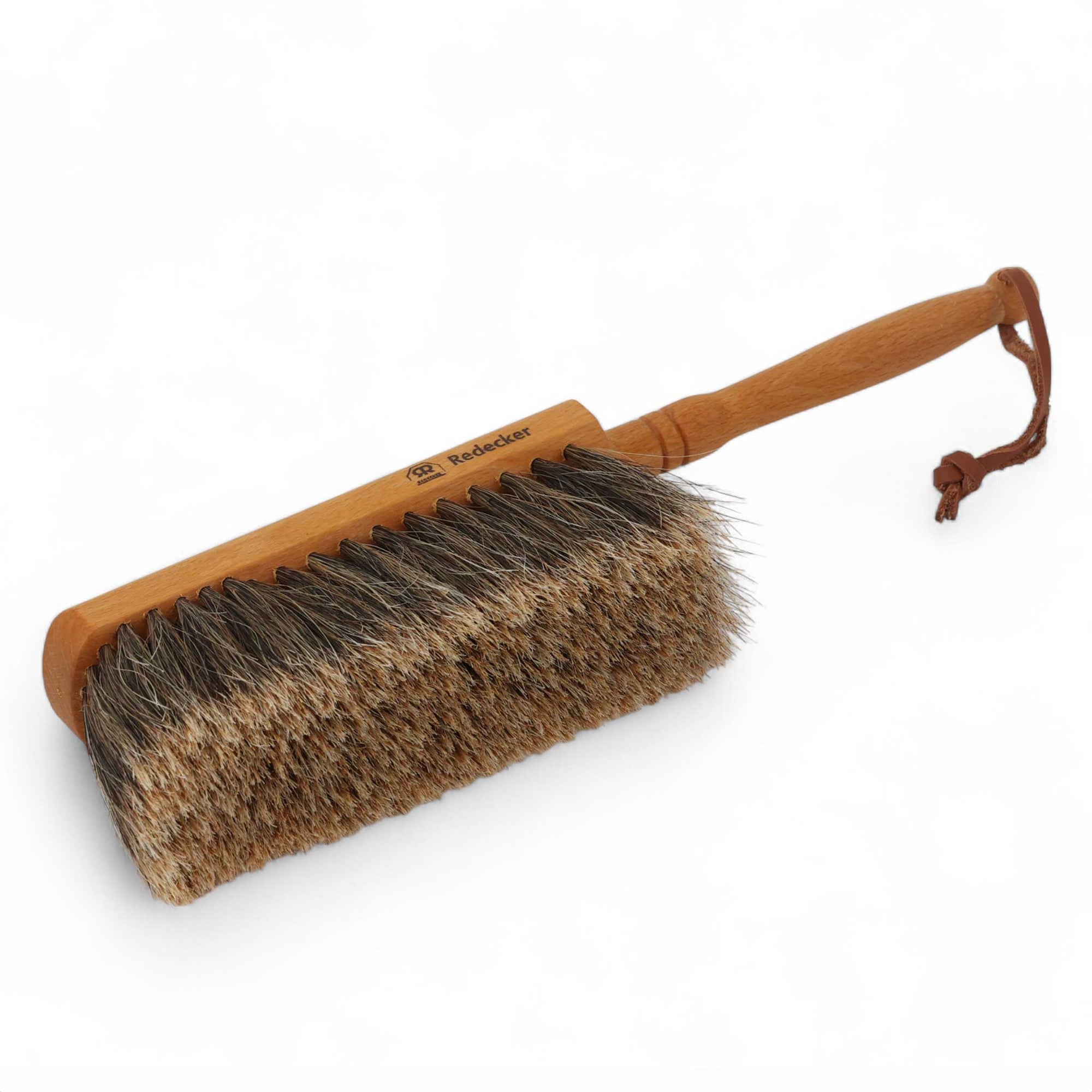 REDECKER（レデッカー）は、1935年にドイツ・フェルスマルトで創業された、天然素材を使用した高品質な生活道具を展開する老舗ブランドです。創業者フリーデル・レデッカー氏が視力を失ったことをきっかけに、手作業でブラシ製造を始めたことからスタートし、そのクラフトマンシップと品質へのこだわりは3世代にわたり継承されています。製品には天然木や植物繊維、動物毛などの自然素材が用いられ、環境に配慮したプラスチックフリーな暮らしを実現します。ナチュラルクリーニングやサステナブルなライフスタイルを志向する人々に人気があり、ドイツ製の確かな品質と伝統工芸品としての信頼性も評価されています。北欧風やミニマルな空間に調和する、美しく機能的なデザインも大きな魅力。REDECKERは、「クラフト」「デザイン」「品質」を大切にした、持続可能で丁寧な暮らしを支えるエコブランドとして、世界中で愛され続けています。