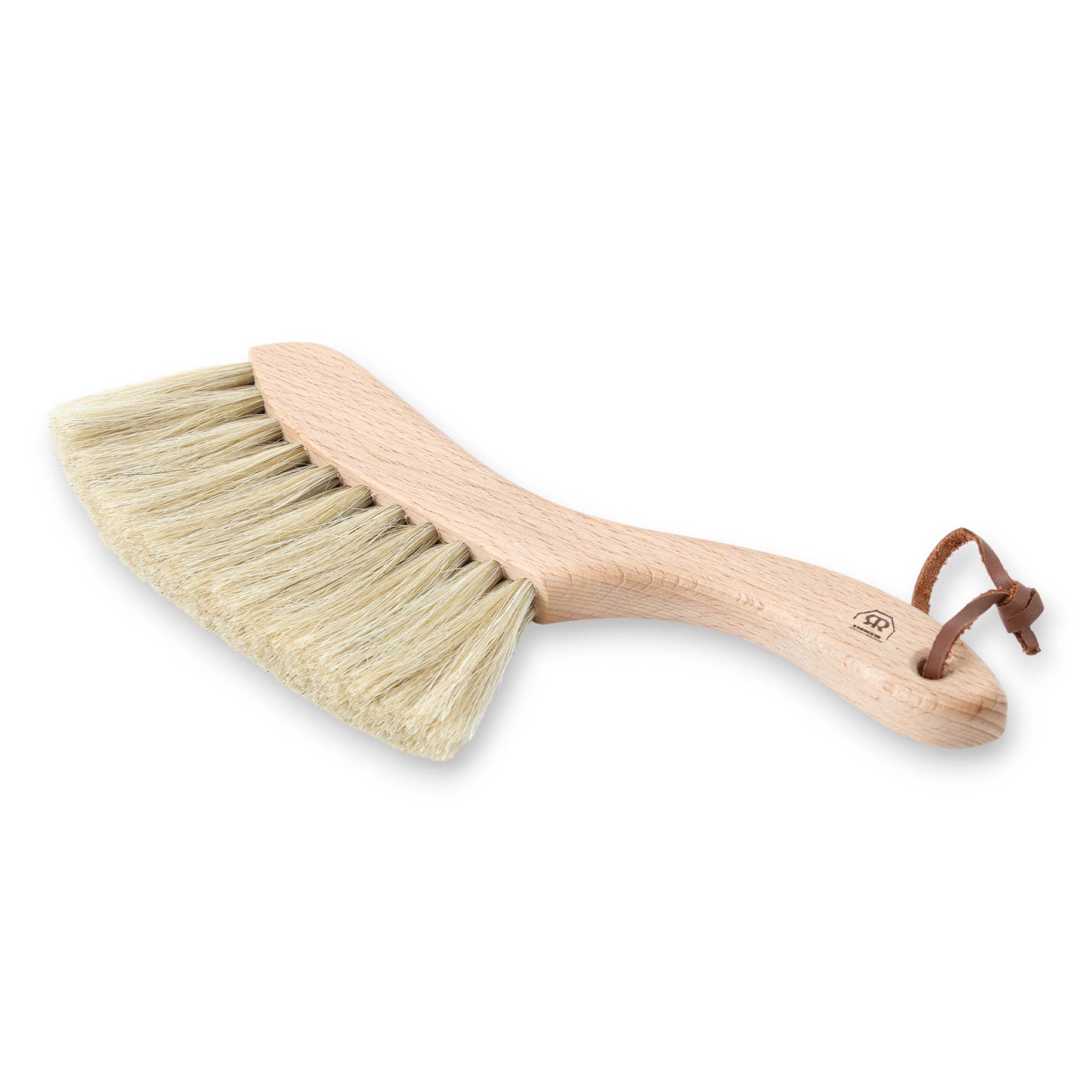 REDECKER（レデッカー）は、1935年にドイツ・フェルスマルトで創業された、天然素材を使用した高品質な生活道具を展開する老舗ブランドです。創業者フリーデル・レデッカー氏が視力を失ったことをきっかけに、手作業でブラシ製造を始めたことからスタートし、そのクラフトマンシップと品質へのこだわりは3世代にわたり継承されています。製品には天然木や植物繊維、動物毛などの自然素材が用いられ、環境に配慮したプラスチックフリーな暮らしを実現します。ナチュラルクリーニングやサステナブルなライフスタイルを志向する人々に人気があり、ドイツ製の確かな品質と伝統工芸品としての信頼性も評価されています。北欧風やミニマルな空間に調和する、美しく機能的なデザインも大きな魅力。REDECKERは、「クラフト」「デザイン」「品質」を大切にした、持続可能で丁寧な暮らしを支えるエコブランドとして、世界中で愛され続けています。