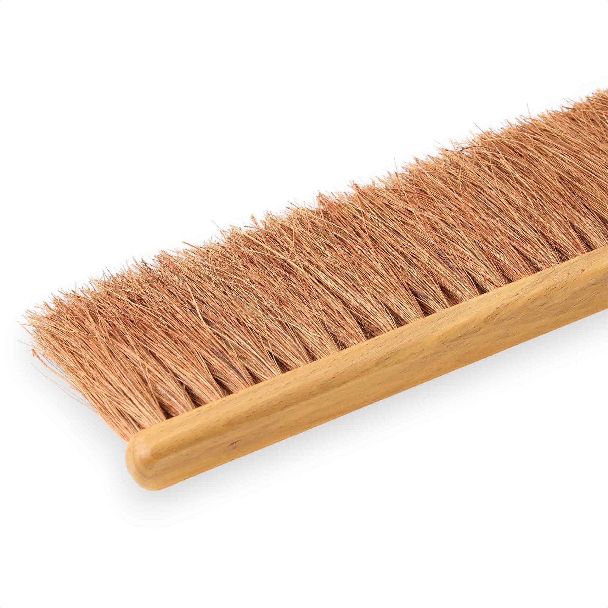 REDECKER（レデッカー）は、1935年にドイツ・フェルスマルトで創業された、天然素材を使用した高品質な生活道具を展開する老舗ブランドです。創業者フリーデル・レデッカー氏が視力を失ったことをきっかけに、手作業でブラシ製造を始めたことからスタートし、そのクラフトマンシップと品質へのこだわりは3世代にわたり継承されています。製品には天然木や植物繊維、動物毛などの自然素材が用いられ、環境に配慮したプラスチックフリーな暮らしを実現します。ナチュラルクリーニングやサステナブルなライフスタイルを志向する人々に人気があり、ドイツ製の確かな品質と伝統工芸品としての信頼性も評価されています。北欧風やミニマルな空間に調和する、美しく機能的なデザインも大きな魅力。REDECKERは、「クラフト」「デザイン」「品質」を大切にした、持続可能で丁寧な暮らしを支えるエコブランドとして、世界中で愛され続けています。