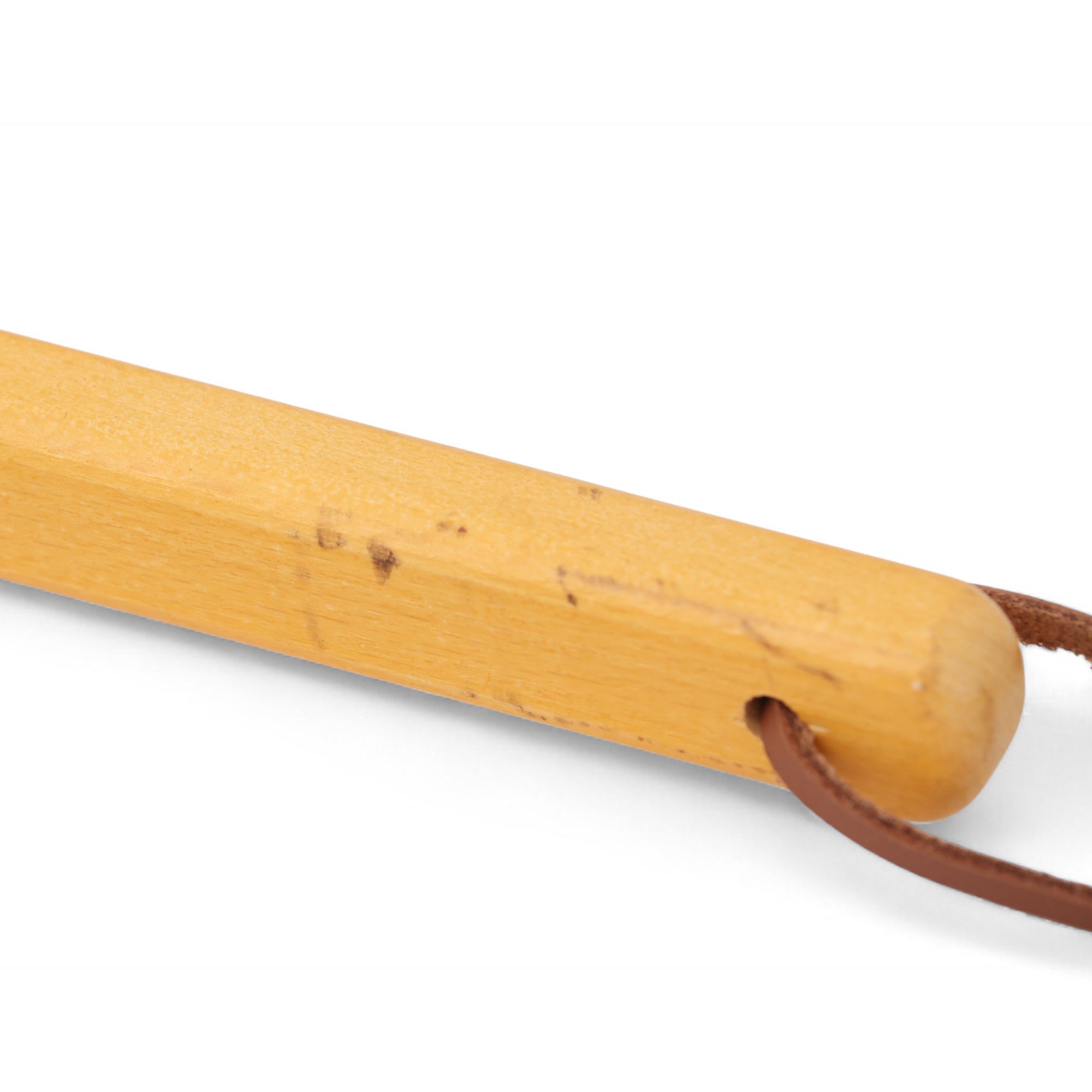 REDECKER（レデッカー）は、1935年にドイツ・フェルスマルトで創業された、天然素材を使用した高品質な生活道具を展開する老舗ブランドです。創業者フリーデル・レデッカー氏が視力を失ったことをきっかけに、手作業でブラシ製造を始めたことからスタートし、そのクラフトマンシップと品質へのこだわりは3世代にわたり継承されています。製品には天然木や植物繊維、動物毛などの自然素材が用いられ、環境に配慮したプラスチックフリーな暮らしを実現します。ナチュラルクリーニングやサステナブルなライフスタイルを志向する人々に人気があり、ドイツ製の確かな品質と伝統工芸品としての信頼性も評価されています。北欧風やミニマルな空間に調和する、美しく機能的なデザインも大きな魅力。REDECKERは、「クラフト」「デザイン」「品質」を大切にした、持続可能で丁寧な暮らしを支えるエコブランドとして、世界中で愛され続けています。
