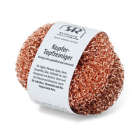 REDECKER（レデッカー）は、1935年にドイツ・フェルスマルトで創業された、天然素材を使用した高品質な生活道具を展開する老舗ブランドです。創業者フリーデル・レデッカー氏が視力を失ったことをきっかけに、手作業でブラシ製造を始めたことからスタートし、そのクラフトマンシップと品質へのこだわりは3世代にわたり継承されています。製品には天然木や植物繊維、動物毛などの自然素材が用いられ、環境に配慮したプラスチックフリーな暮らしを実現します。ナチュラルクリーニングやサステナブルなライフスタイルを志向する人々に人気があり、ドイツ製の確かな品質と伝統工芸品としての信頼性も評価されています。北欧風やミニマルな空間に調和する、美しく機能的なデザインも大きな魅力。REDECKERは、「クラフト」「デザイン」「品質」を大切にした、持続可能で丁寧な暮らしを支えるエコブランドとして、世界中で愛され続けています。