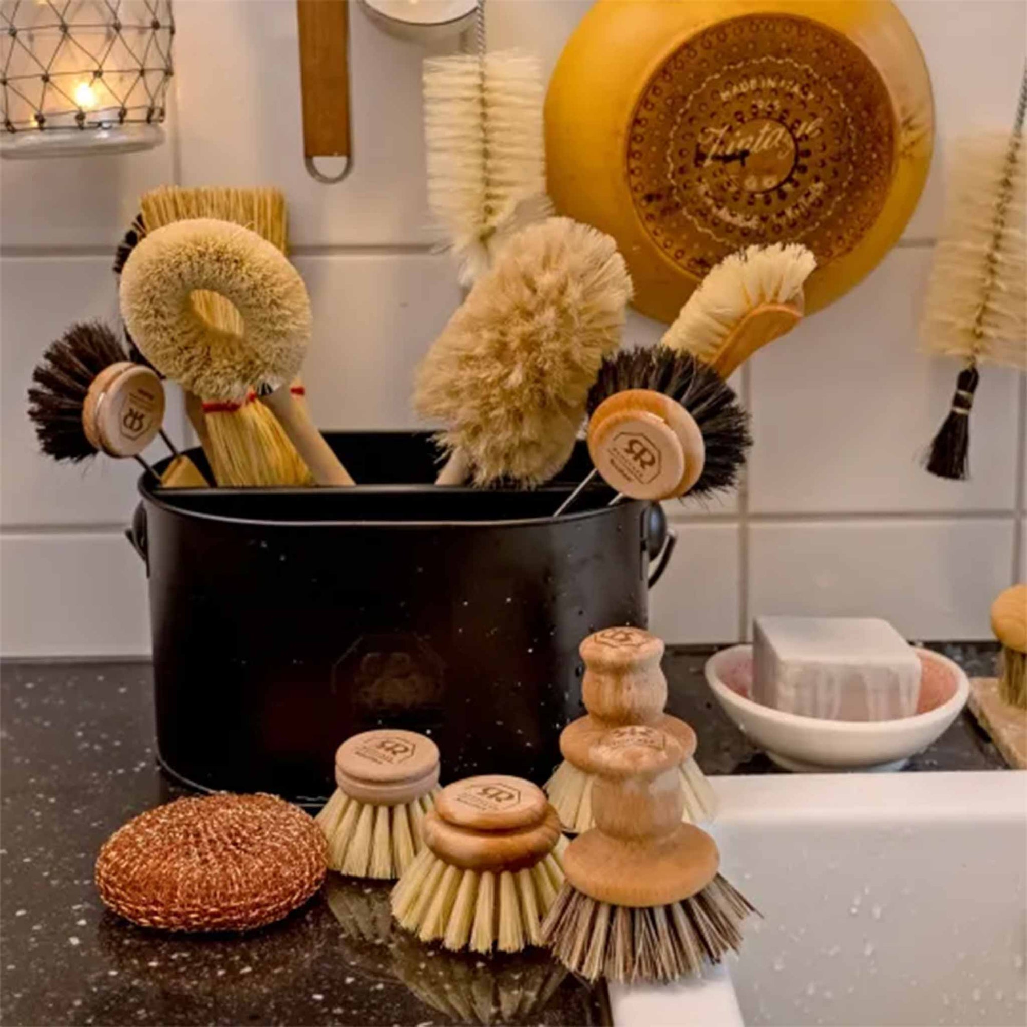 REDECKER（レデッカー）は、1935年にドイツ・フェルスマルトで創業された、天然素材を使用した高品質な生活道具を展開する老舗ブランドです。創業者フリーデル・レデッカー氏が視力を失ったことをきっかけに、手作業でブラシ製造を始めたことからスタートし、そのクラフトマンシップと品質へのこだわりは3世代にわたり継承されています。製品には天然木や植物繊維、動物毛などの自然素材が用いられ、環境に配慮したプラスチックフリーな暮らしを実現します。ナチュラルクリーニングやサステナブルなライフスタイルを志向する人々に人気があり、ドイツ製の確かな品質と伝統工芸品としての信頼性も評価されています。北欧風やミニマルな空間に調和する、美しく機能的なデザインも大きな魅力。REDECKERは、「クラフト」「デザイン」「品質」を大切にした、持続可能で丁寧な暮らしを支えるエコブランドとして、世界中で愛され続けています。