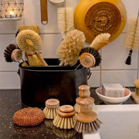 REDECKER（レデッカー）は、1935年にドイツ・フェルスマルトで創業された、天然素材を使用した高品質な生活道具を展開する老舗ブランドです。創業者フリーデル・レデッカー氏が視力を失ったことをきっかけに、手作業でブラシ製造を始めたことからスタートし、そのクラフトマンシップと品質へのこだわりは3世代にわたり継承されています。製品には天然木や植物繊維、動物毛などの自然素材が用いられ、環境に配慮したプラスチックフリーな暮らしを実現します。ナチュラルクリーニングやサステナブルなライフスタイルを志向する人々に人気があり、ドイツ製の確かな品質と伝統工芸品としての信頼性も評価されています。北欧風やミニマルな空間に調和する、美しく機能的なデザインも大きな魅力。REDECKERは、「クラフト」「デザイン」「品質」を大切にした、持続可能で丁寧な暮らしを支えるエコブランドとして、世界中で愛され続けています。